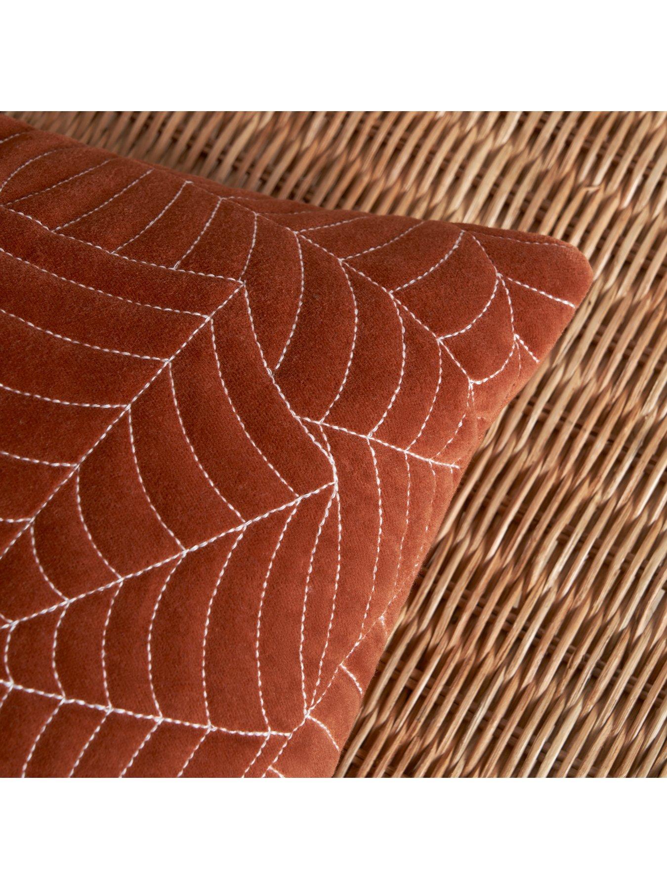 the-very-collection-velvet-spiderweb-cushionoutfit