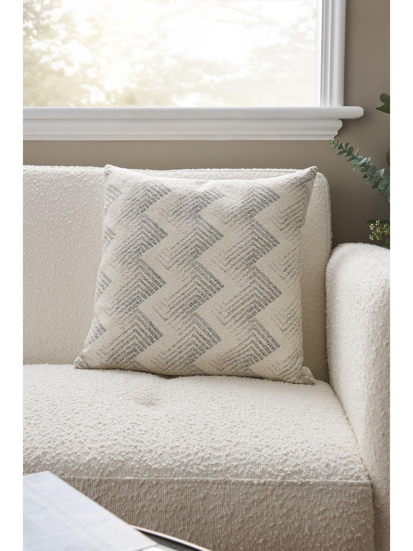 the-very-collection-geo-design-cushion-45-x-45cmdetail