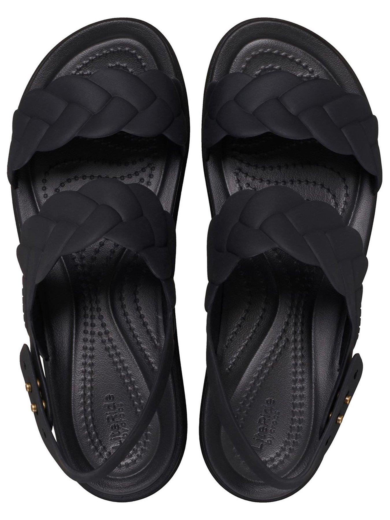 crocs-brooklyn-low-wedge-sandal-blackoutfit