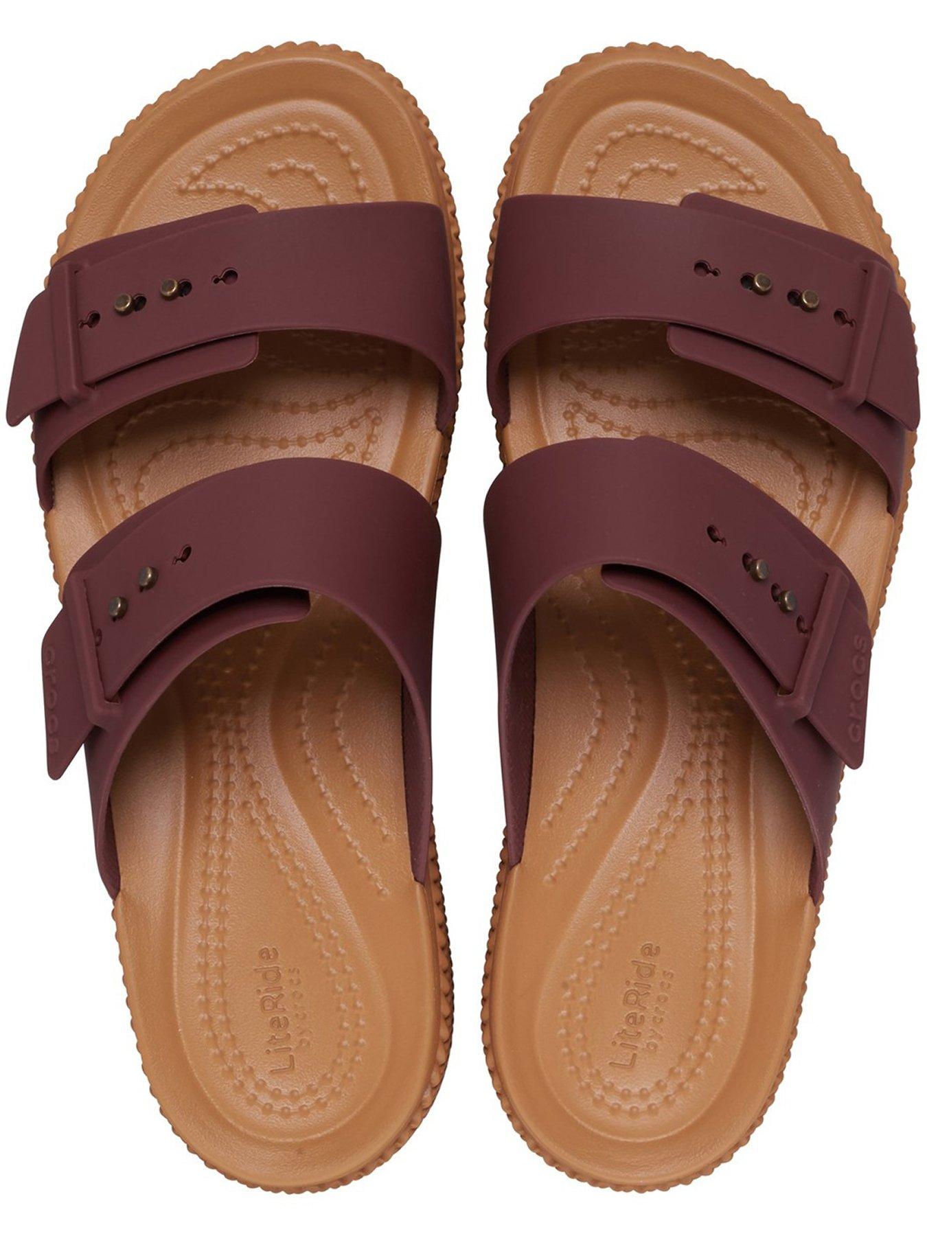 crocs-brooklyn-buckle-low-wedge-sandal-brownoutfit