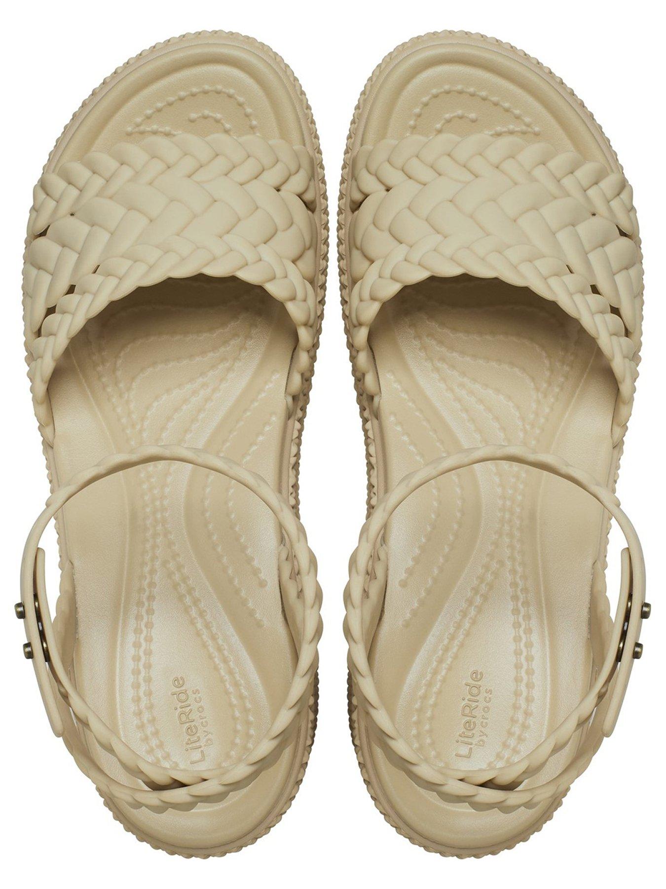 crocs-brooklyn-wedge-sandal-creamoutfit