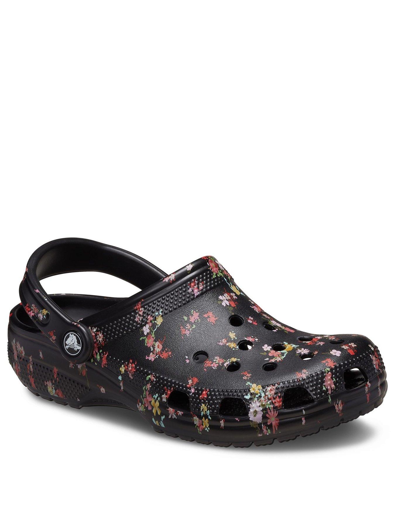 crocs-classic-graphic-clog-blackstillFront