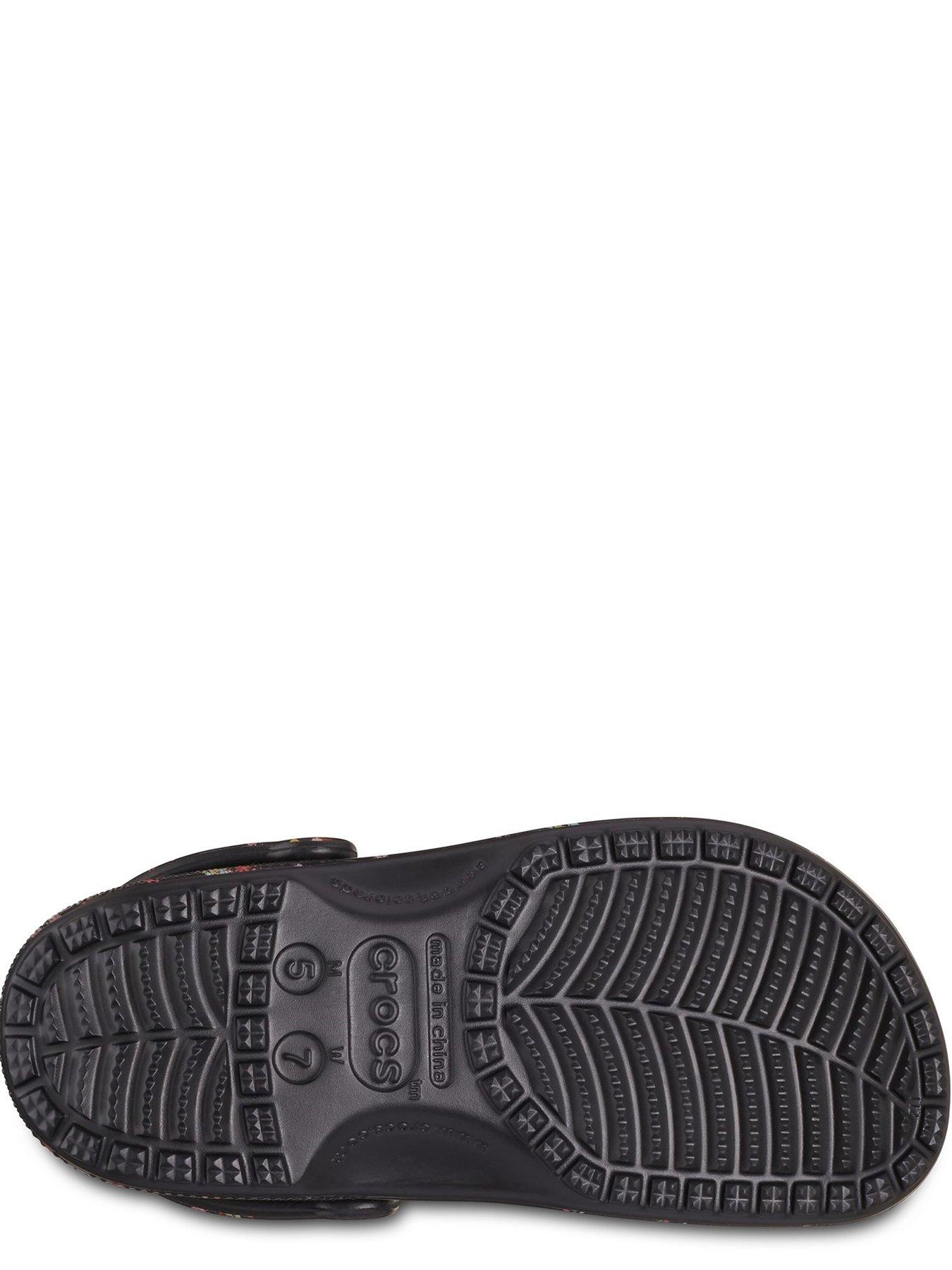 crocs-classic-graphic-clog-blackdetail