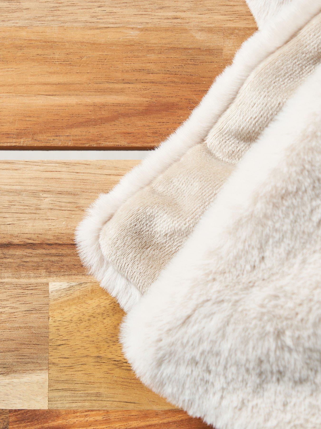 the-very-collection-faux-fur-velvet-throw-127-x-152cmoutfit