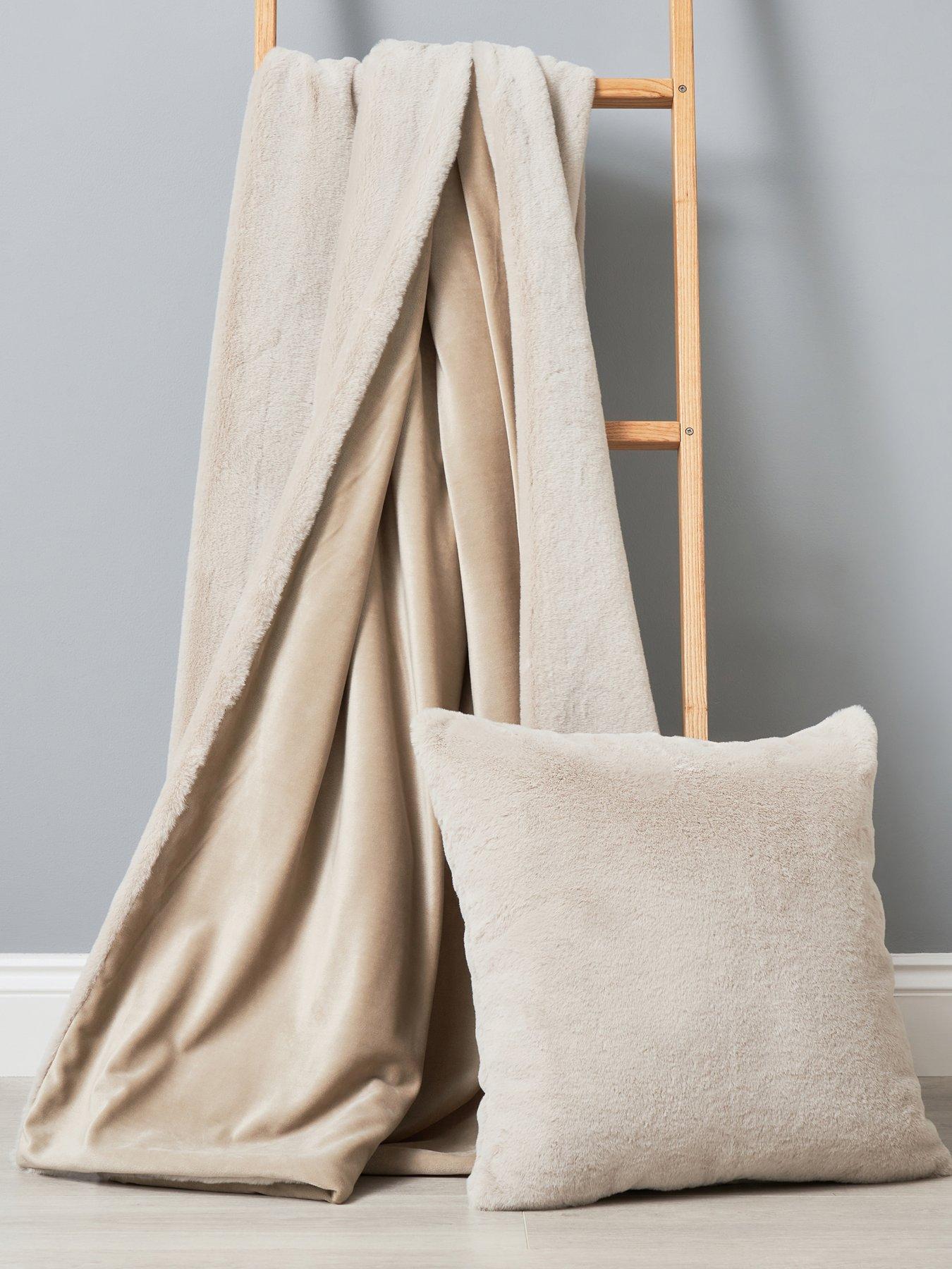 the-very-collection-faux-fur-velvet-throw-127-x-152cmdetail