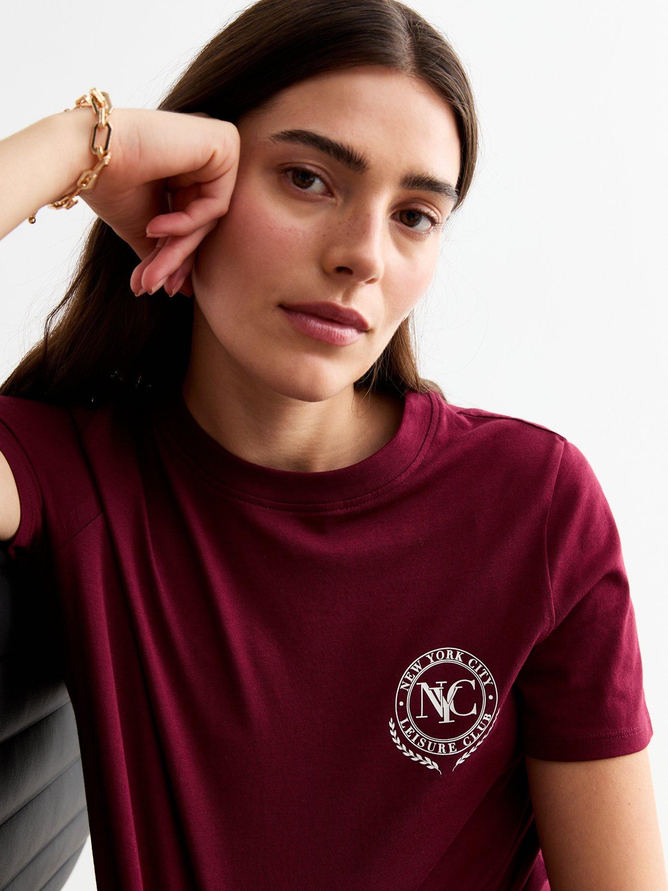 new-look-crest-logo-crew-neck-t-shirt-burgundyoutfit