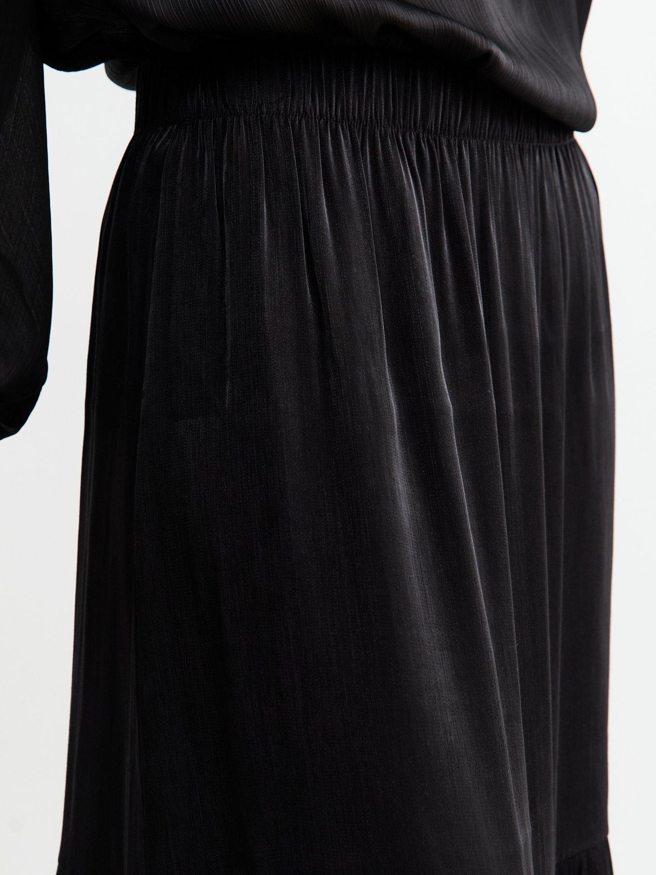 new-look-glossy-satin-tiered-midi-skirt-blackoutfit