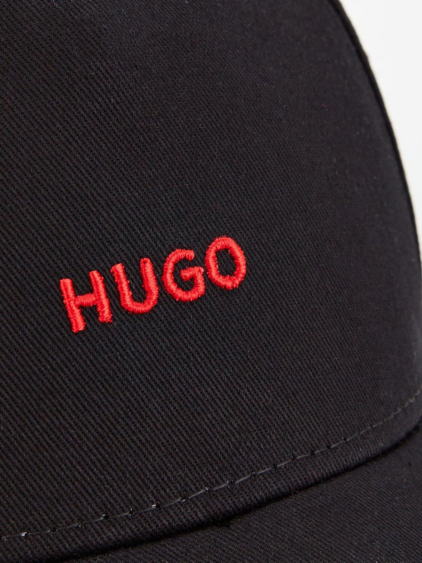 hugo-cara-logo-cap-blackoutfit