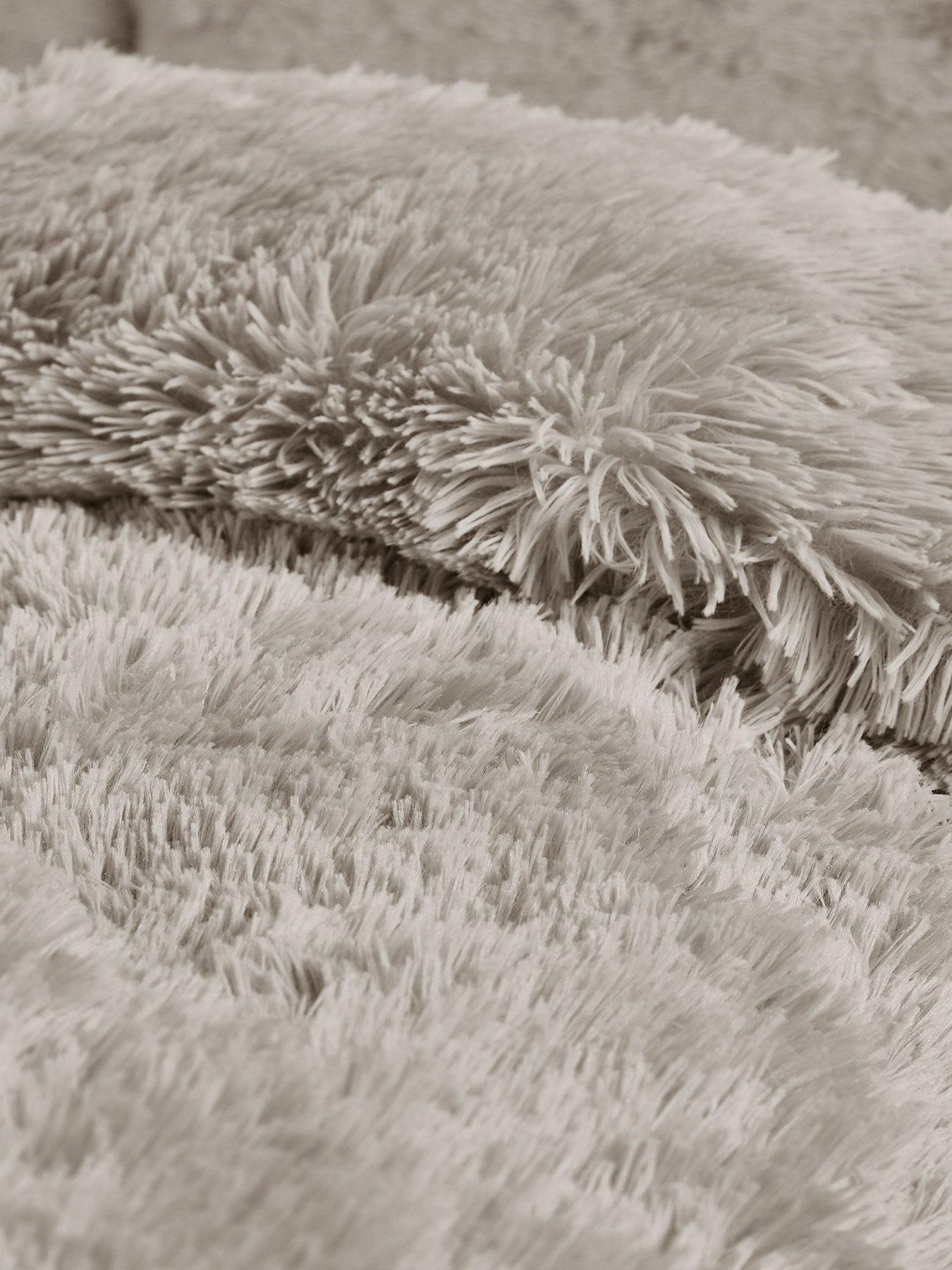 catherine-lansfield-cuddly-faux-fur-fleece-duvet-set--natural-kingoutfit