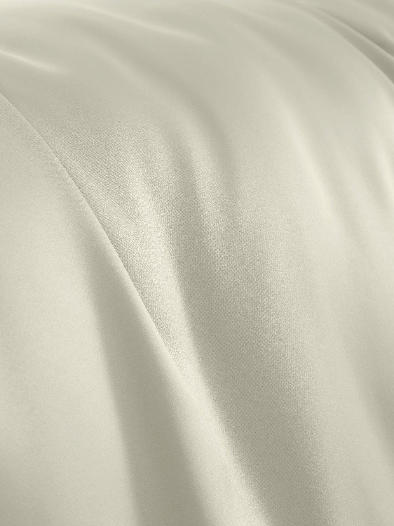 catherine-lansfield-silky-soft-satin-duvet-cover-set-champagneoutfit