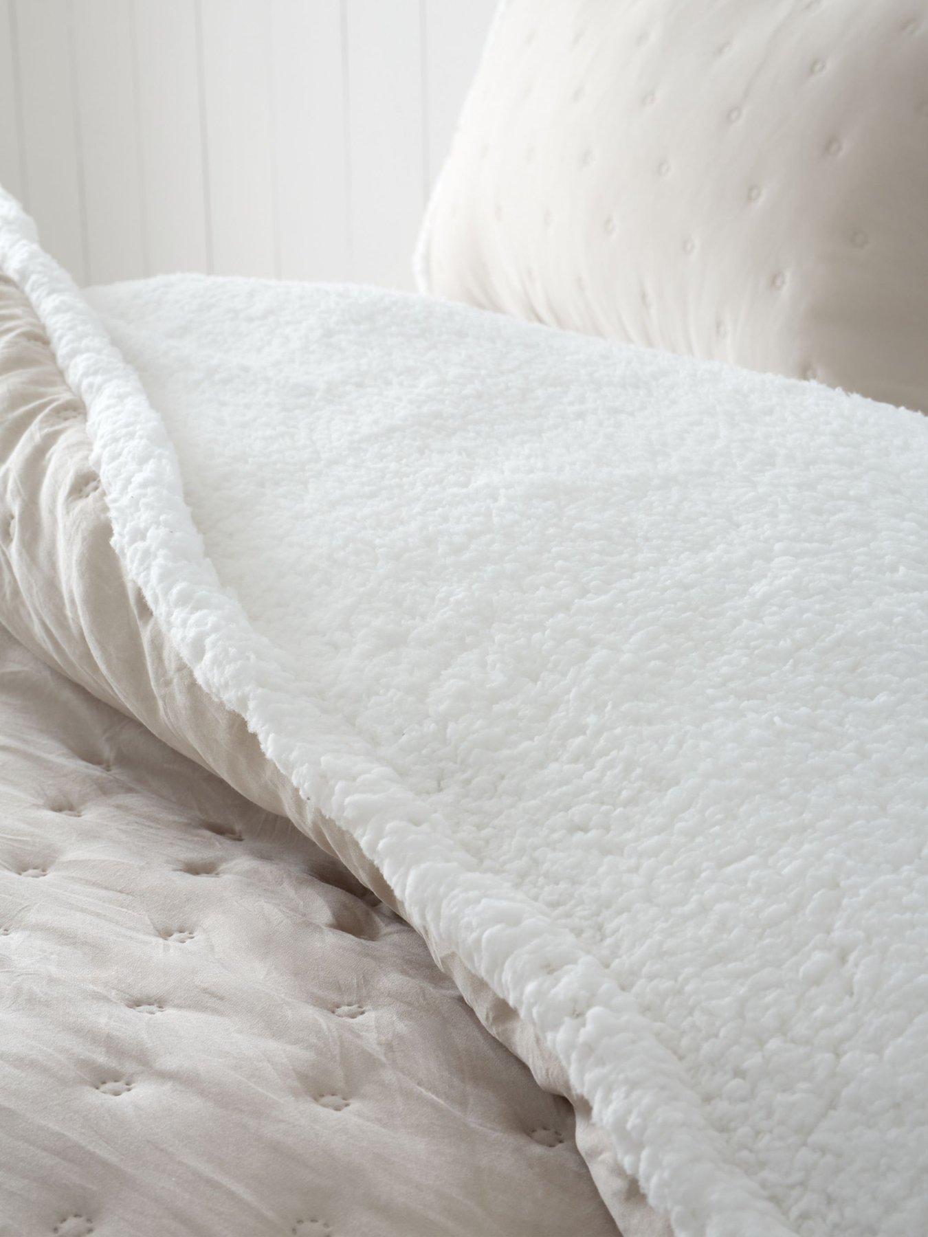 catherine-lansfield-cosy-nori-sherpa-duvet-cover-setdetail