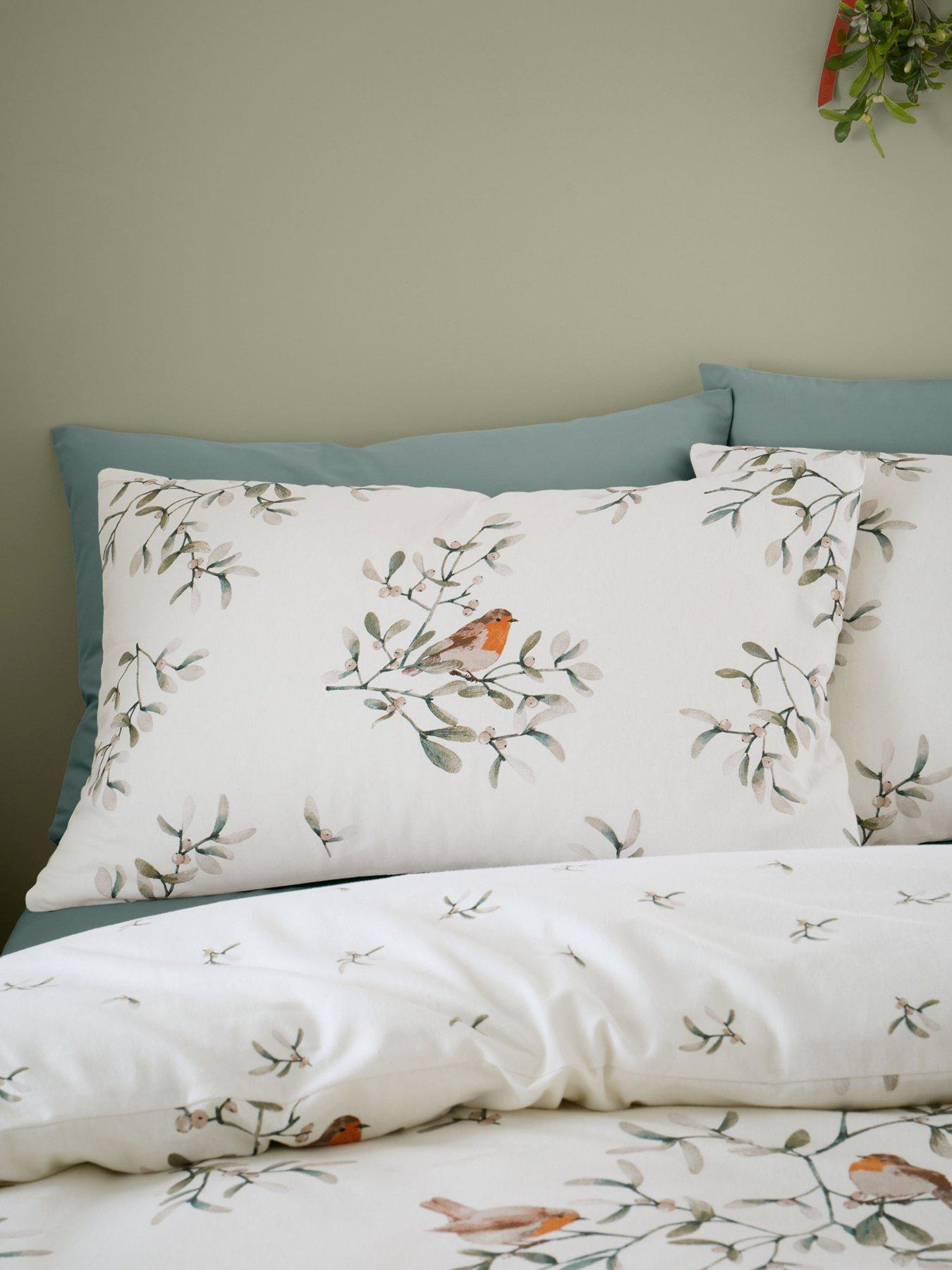 catherine-lansfield-mistletoe-robins-christmas-duvet-cover-setdetail