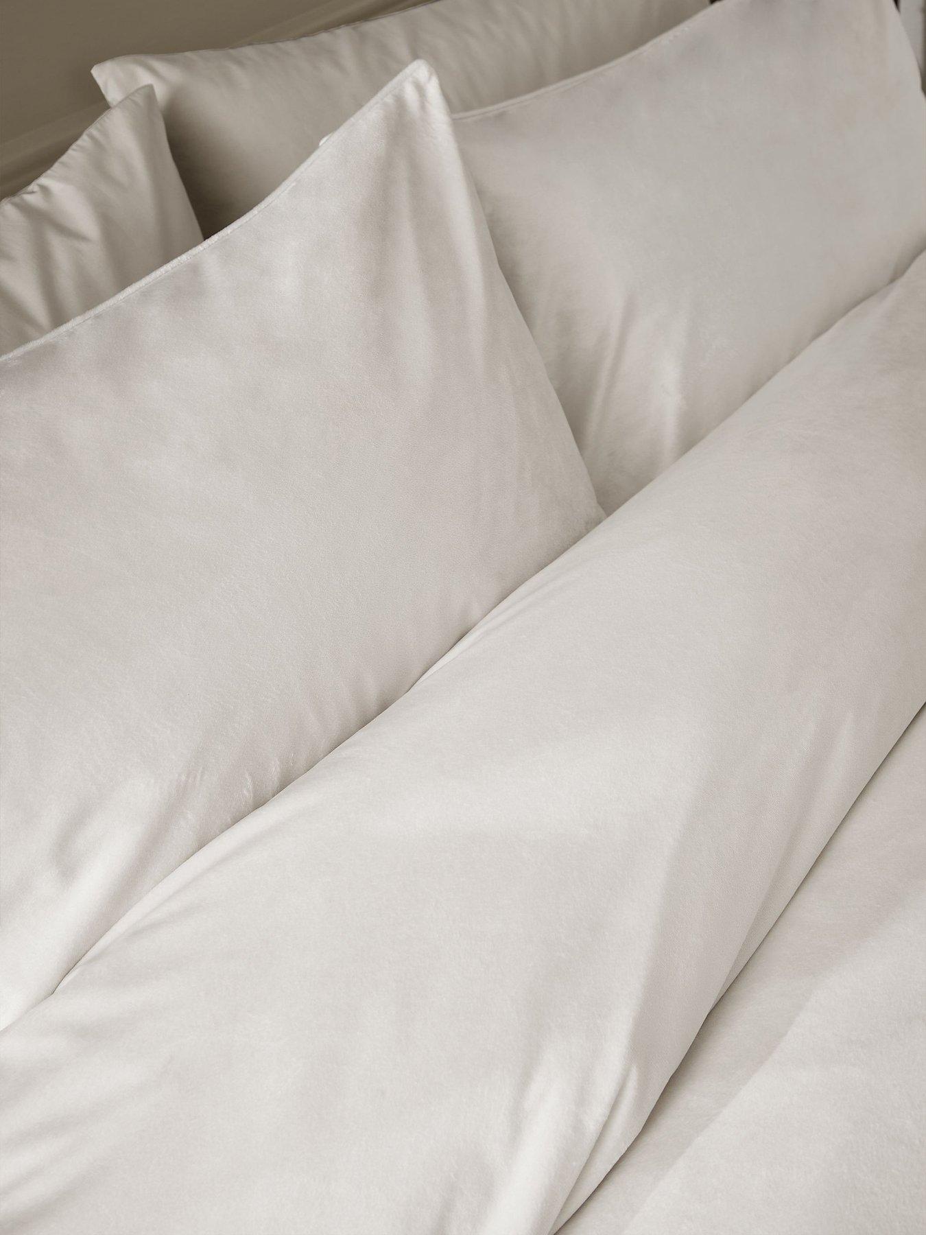 catherine-lansfield-kingsley-matt-velvet-duvet-cover-setdetail