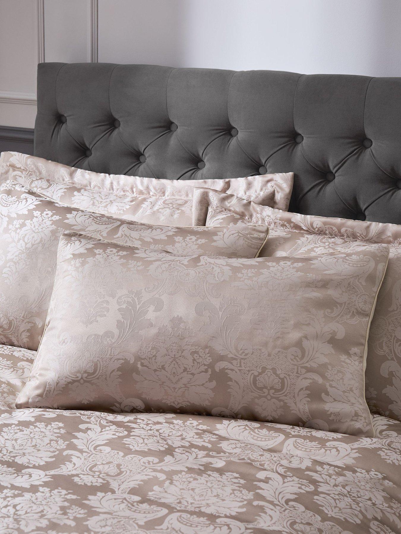 catherine-lansfield-damask-jacquard-duvet-cover-set-champagneoutfit