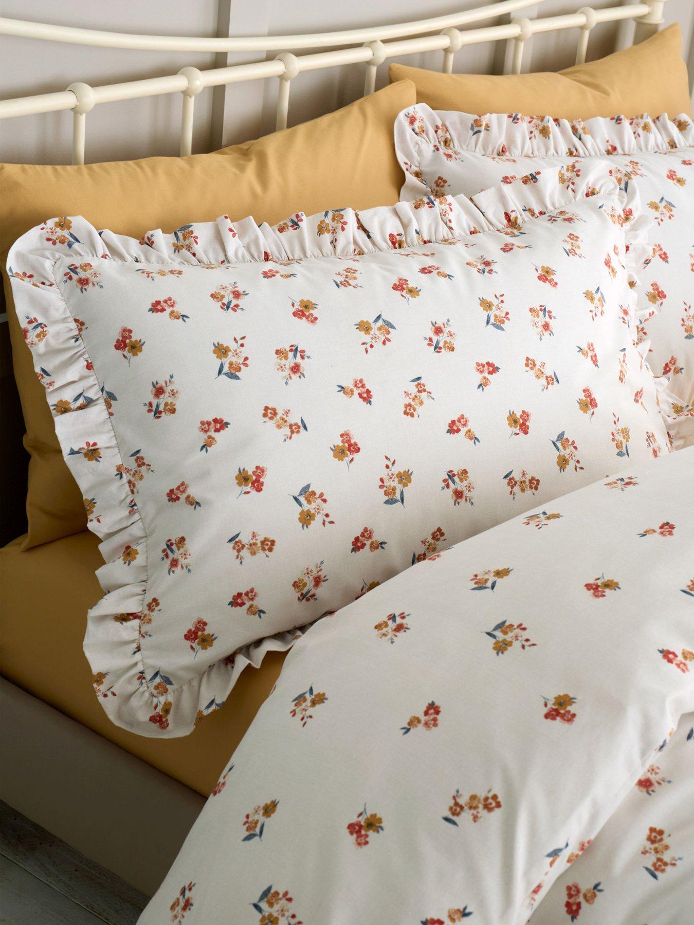 catherine-lansfield-frill-ditsy-floral-duvet-cover-setdetail