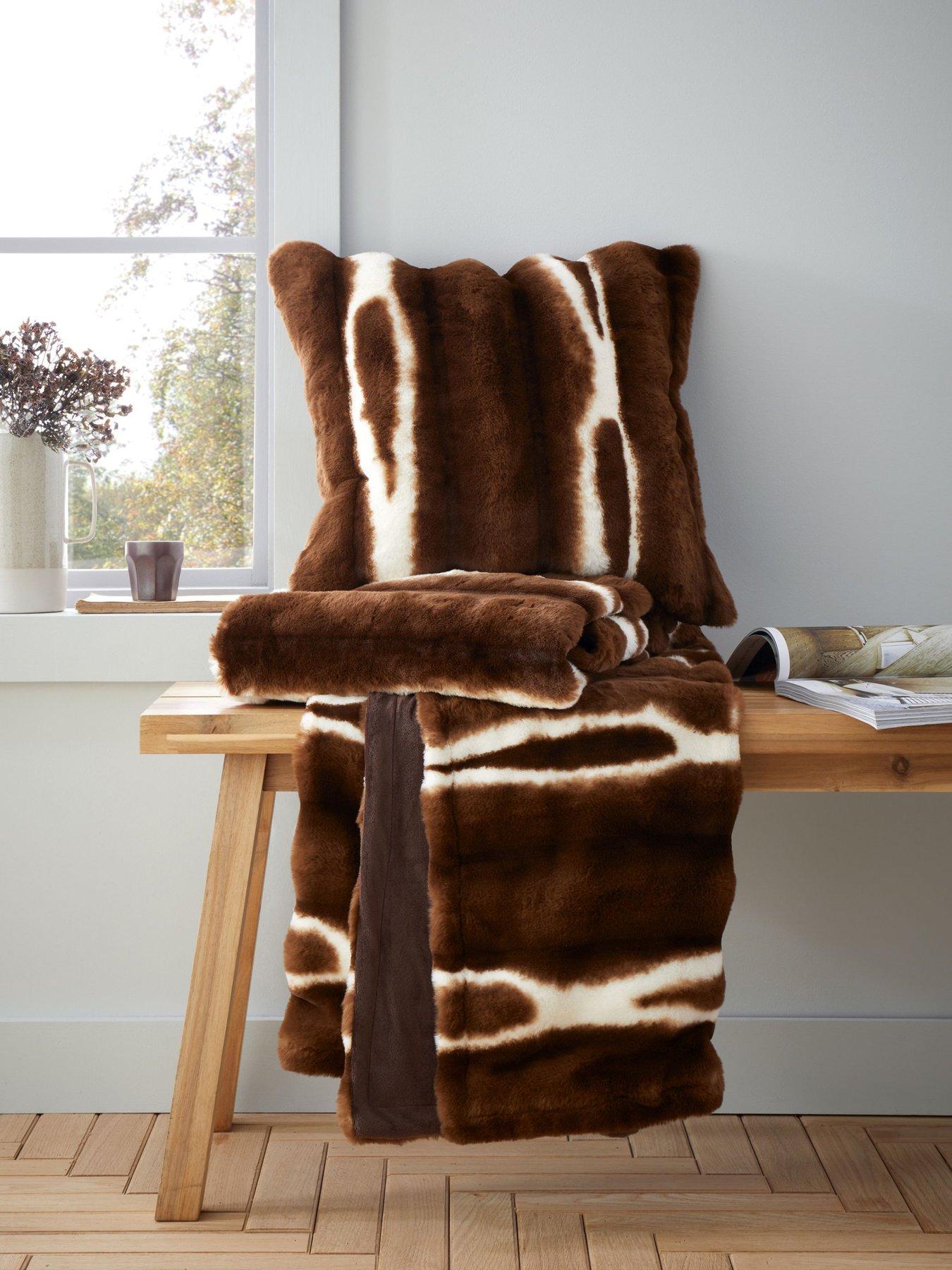 catherine-lansfield-flint-faux-fur-throwdetail