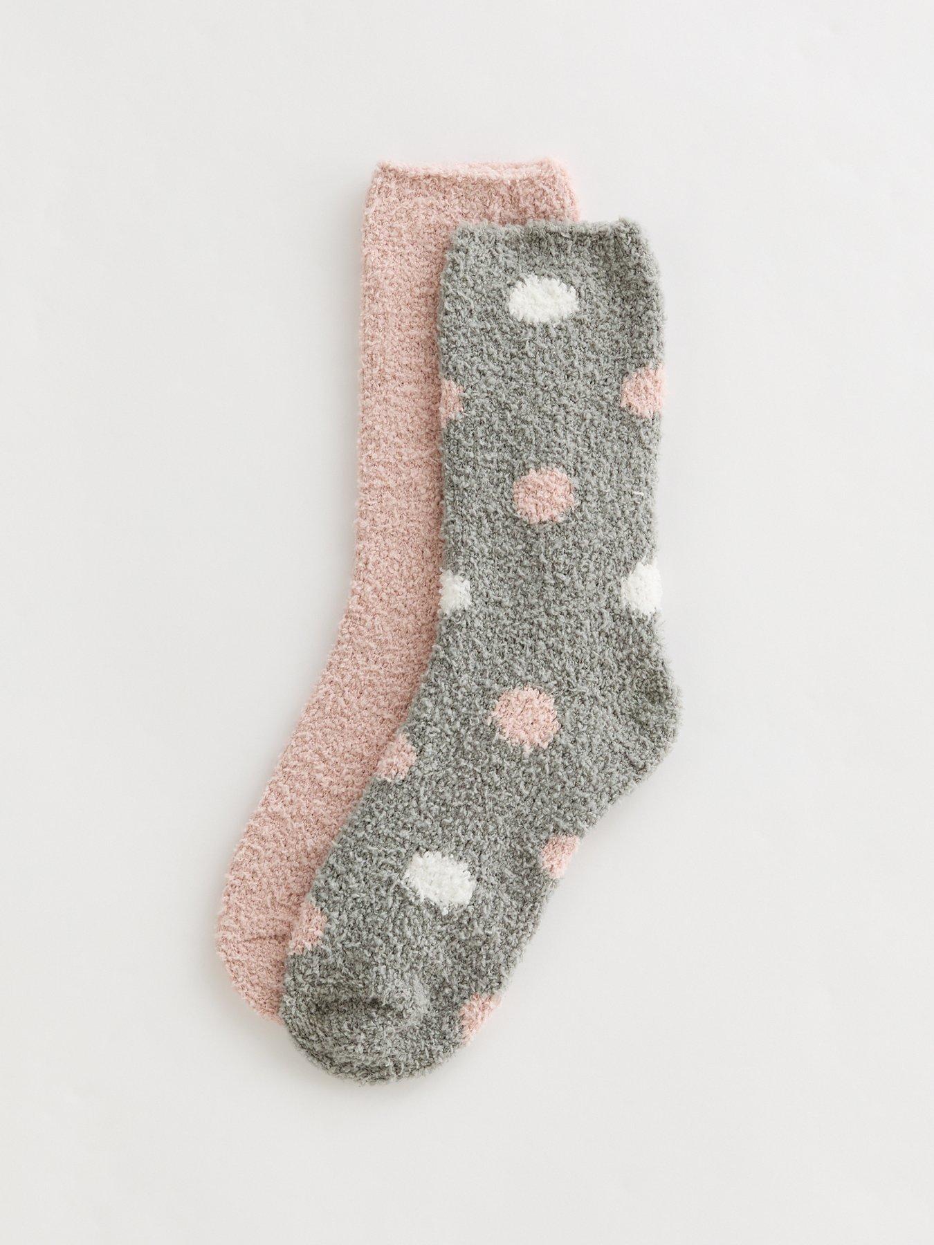 new-look-pack-of-2-plain-and-spotted-fleece-socks