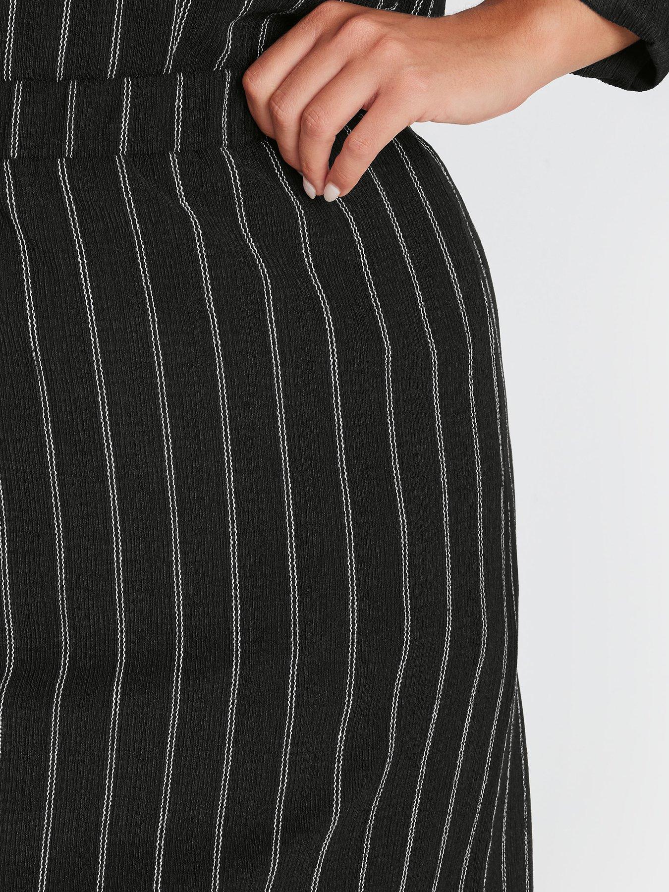 yours-curve-pinstripe-textured-tube-skirt-blackoutfit