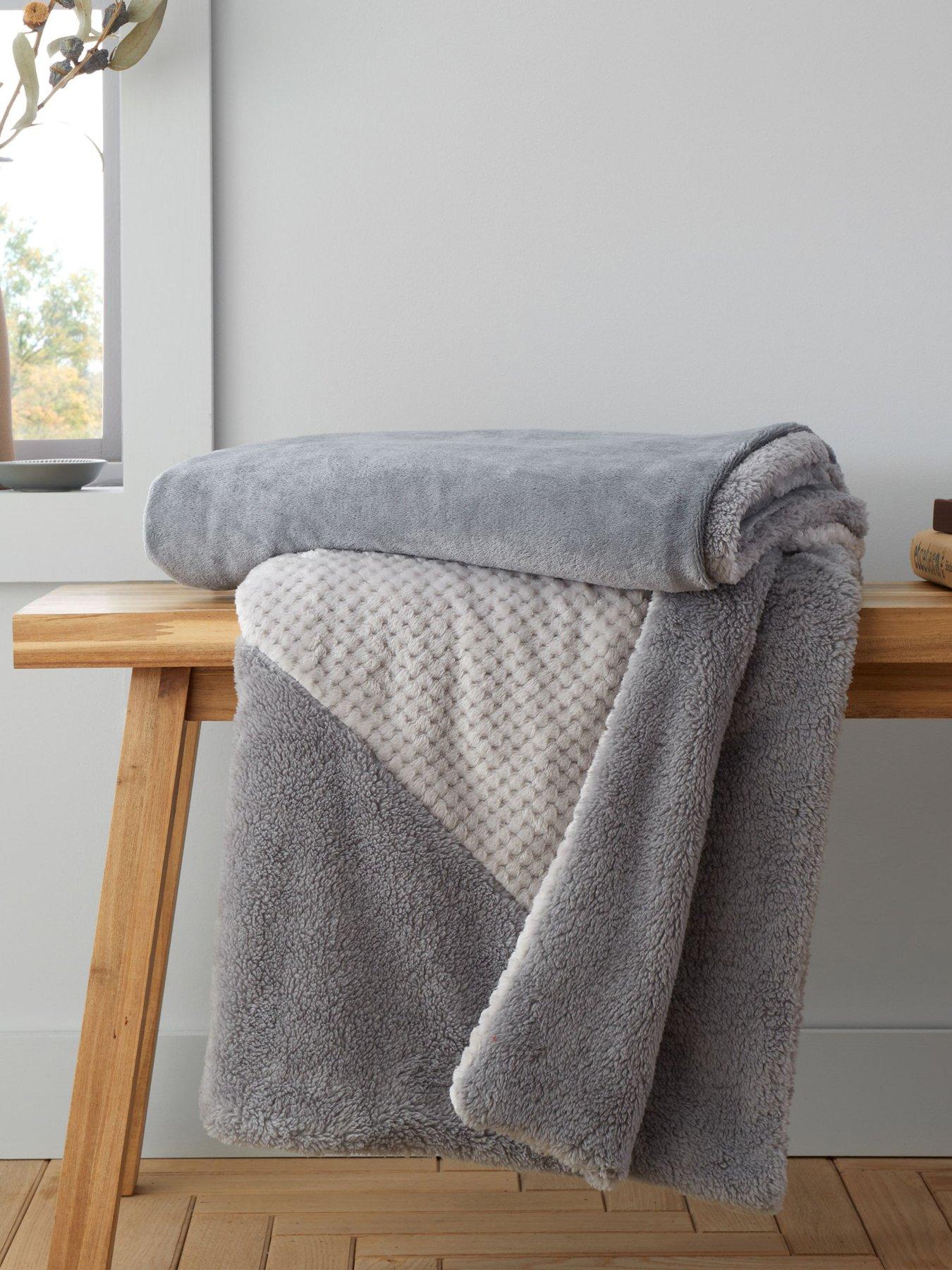 catherine-lansfield-larsson-geo-cosy-fleece-throw-grey