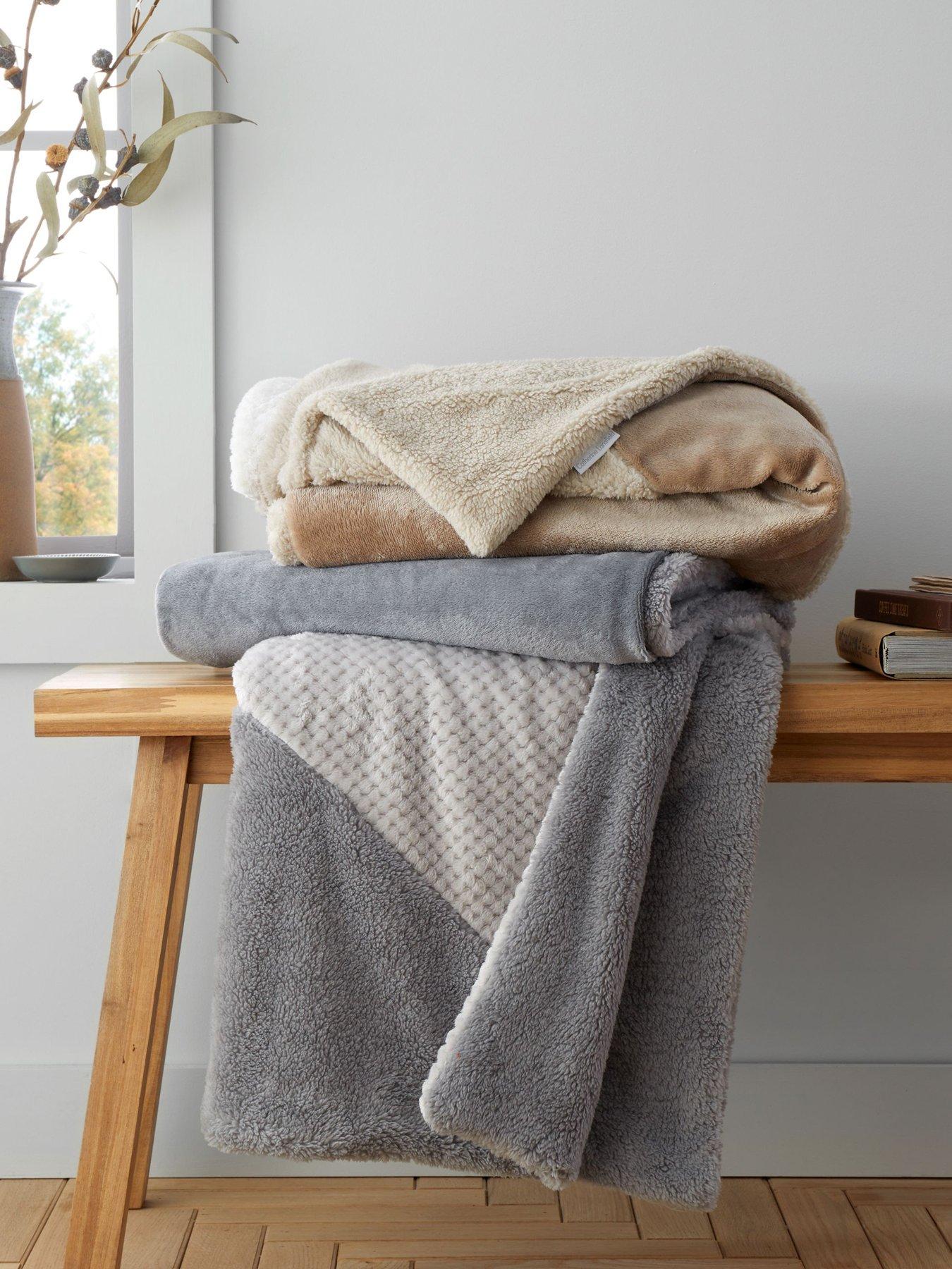 catherine-lansfield-larsson-geo-cosy-fleece-throw-greydetail