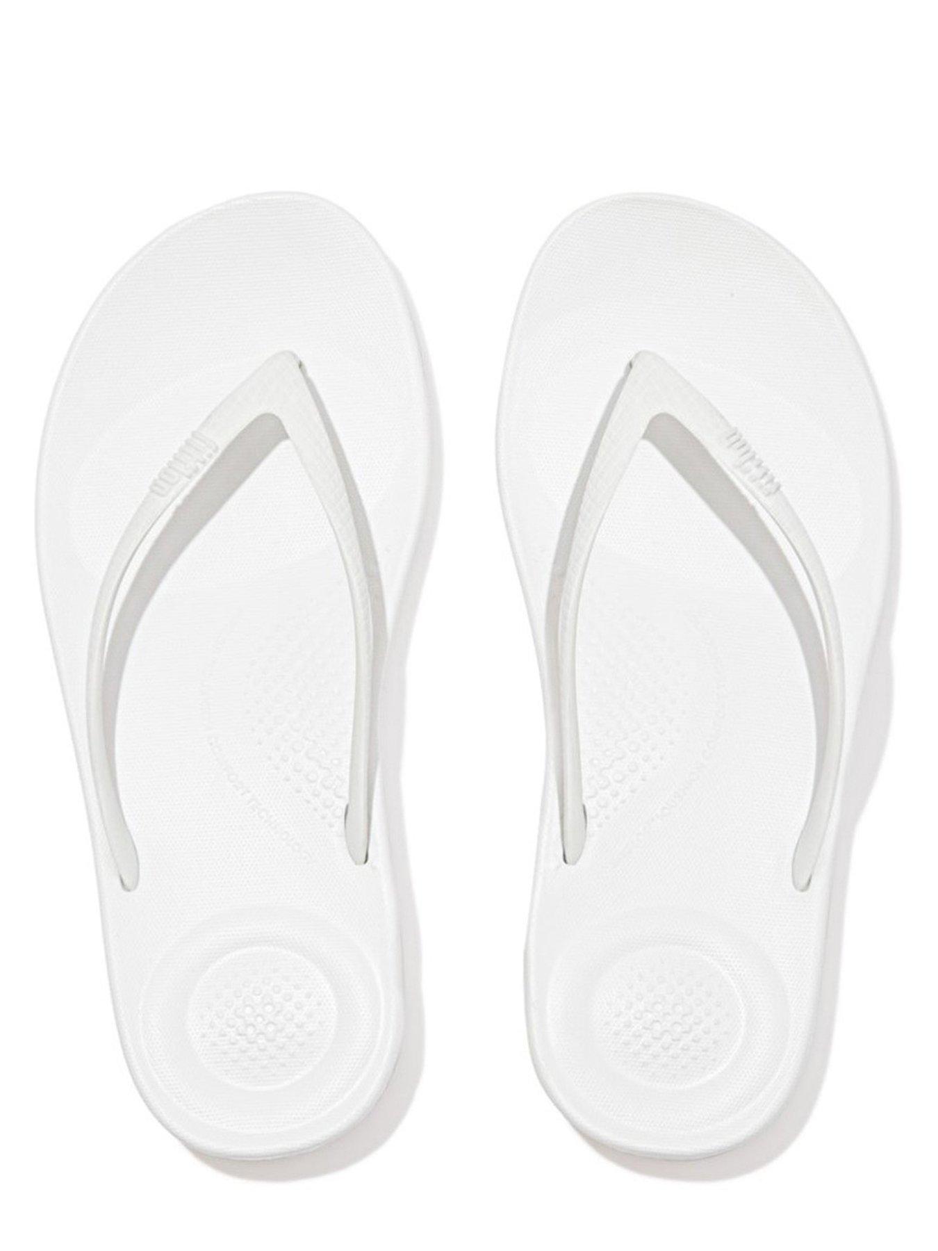 fitflop-iqushion-ergonomic-whiteoutfit