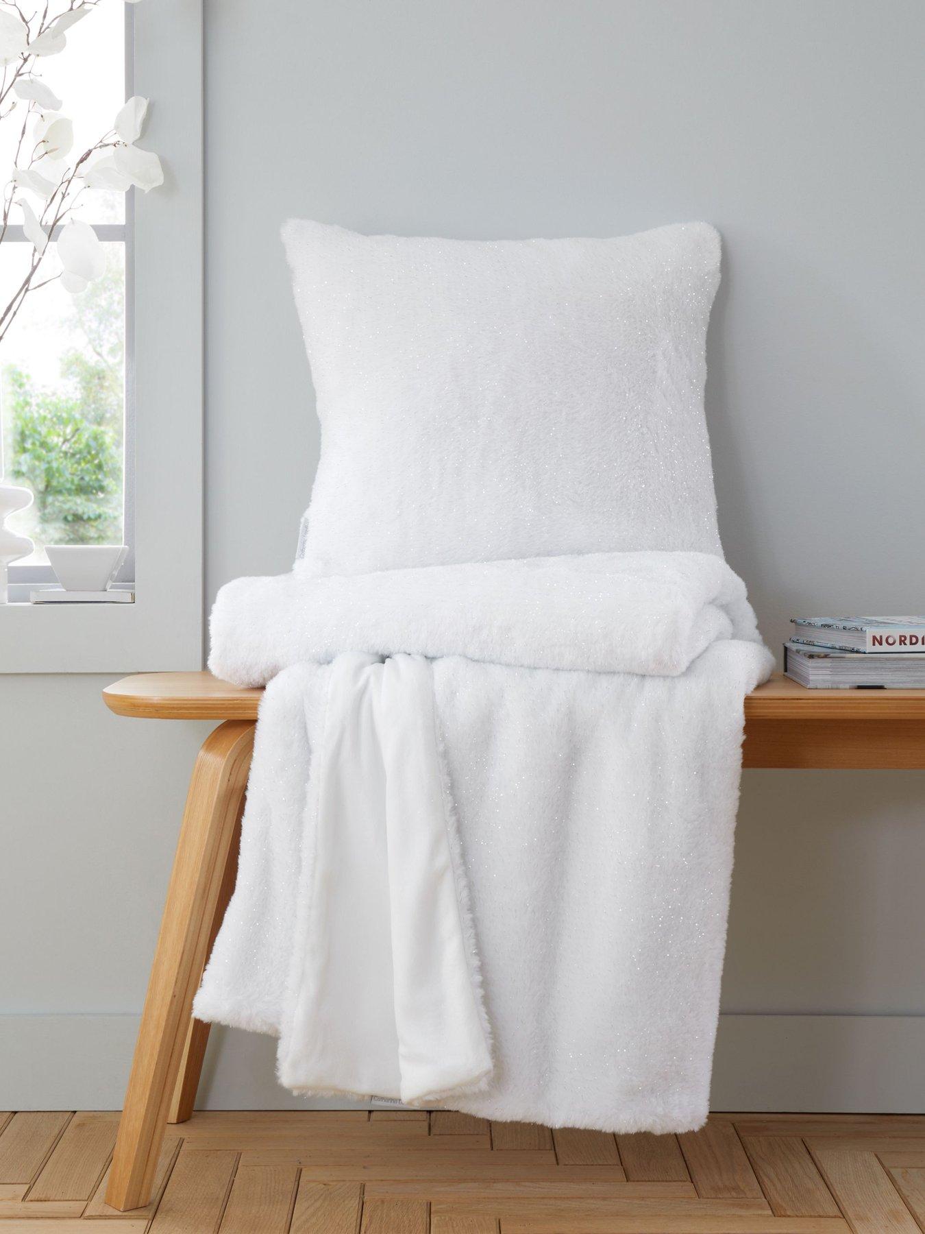 catherine-lansfield-glamour-faux-fur-throw-whitedetail