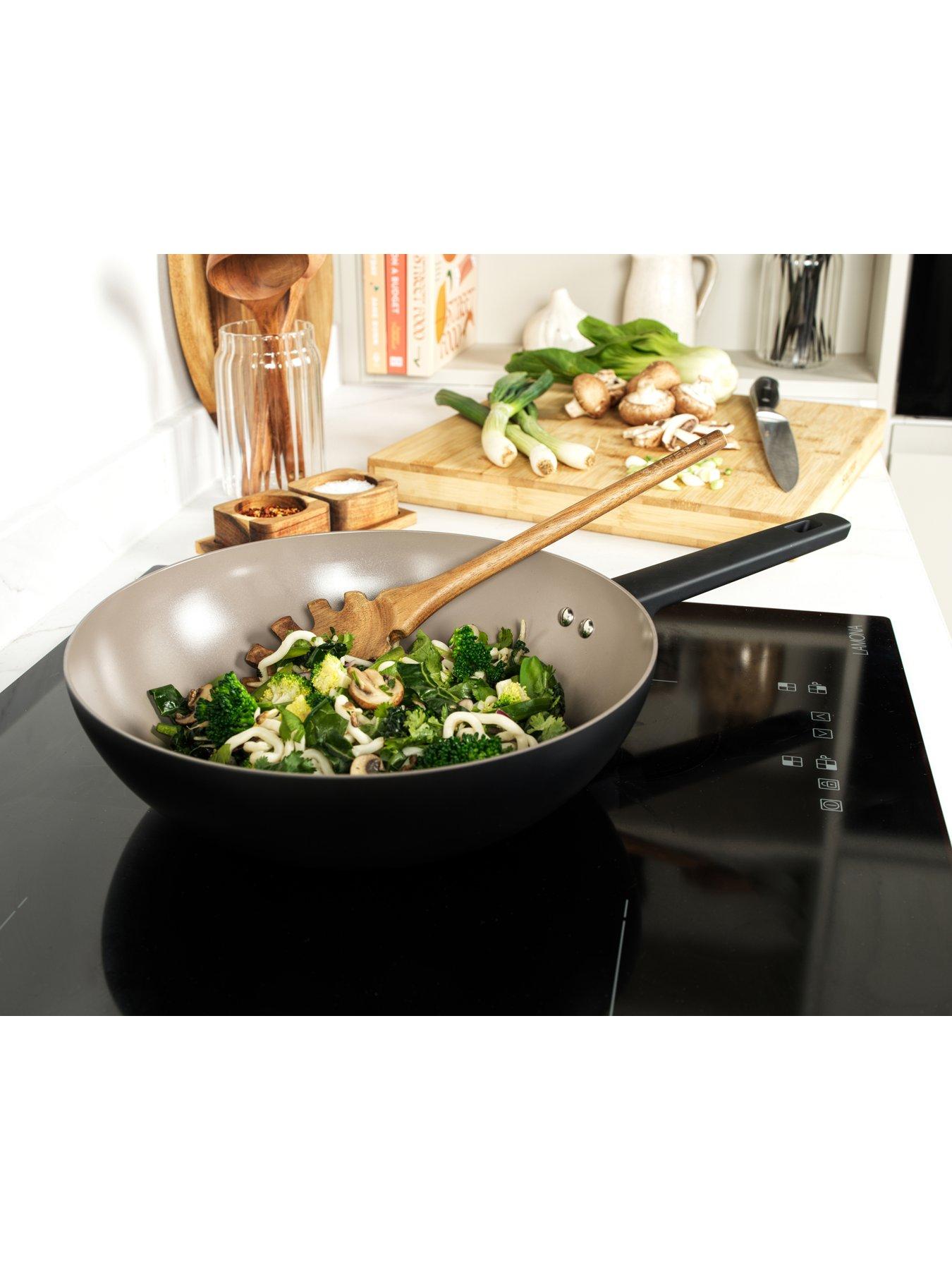 salter-ceramic-28cm-stir-fry-panoutfit