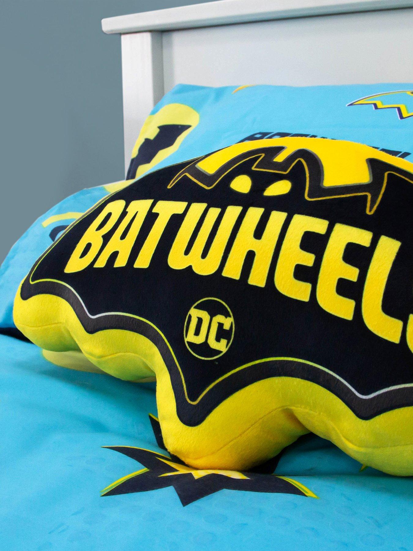 batman-batwheels-shaped-cushion-blackyellowdetail