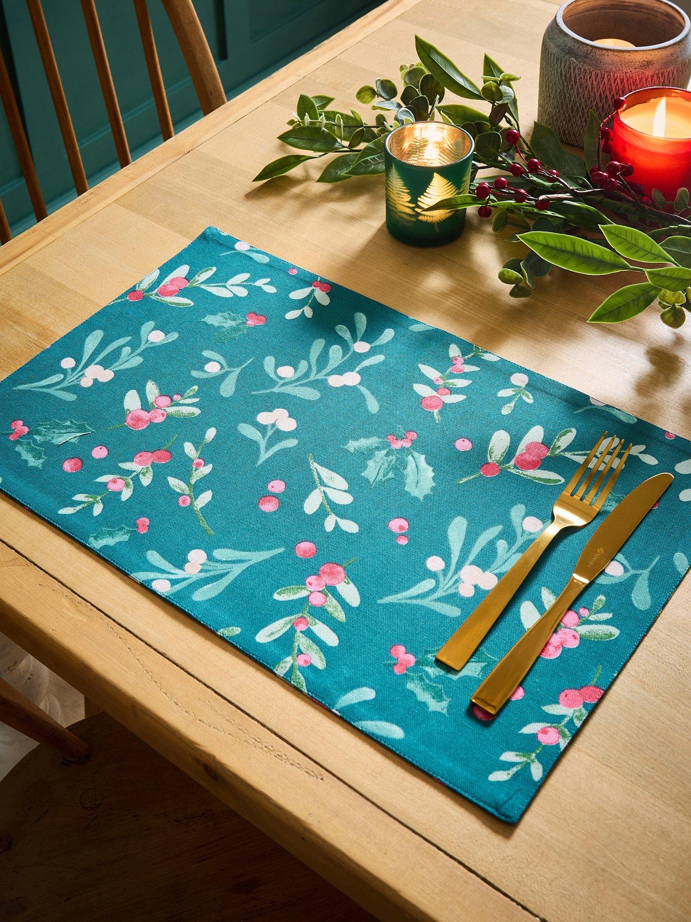 Catherine Lansfield Christmas Holly  &  Mistletoe Placemats – Set of 4