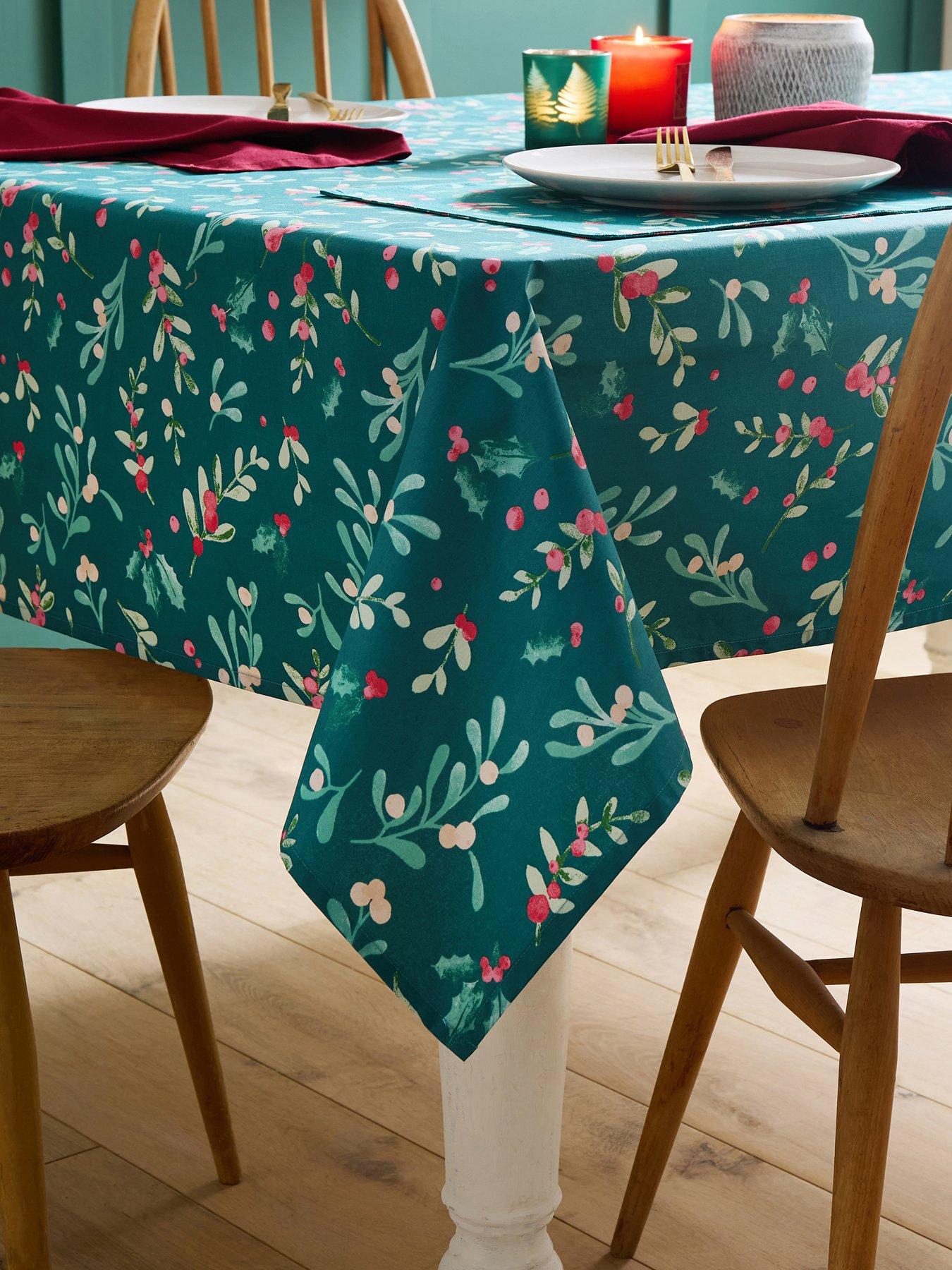 catherine-lansfield-christmas-holly-and-mistletoe-small-tableclothback