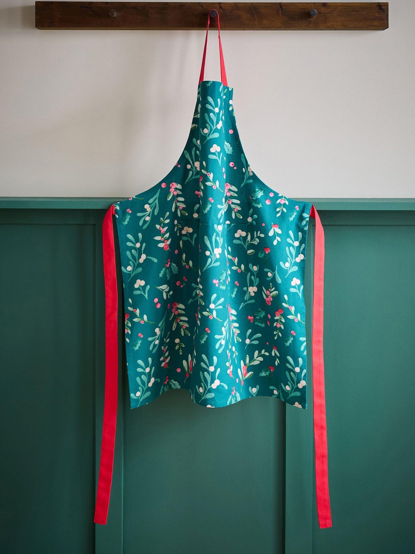 catherine-lansfield-christmas-holly-and-mistletoe-apron