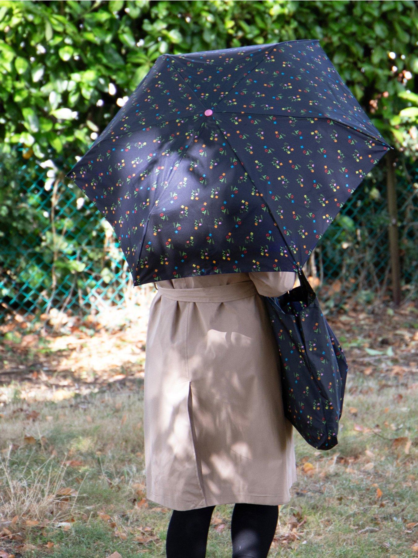 totes-totes-navy-flowers-umbrella-and-shopper-bag-gift-setdetail