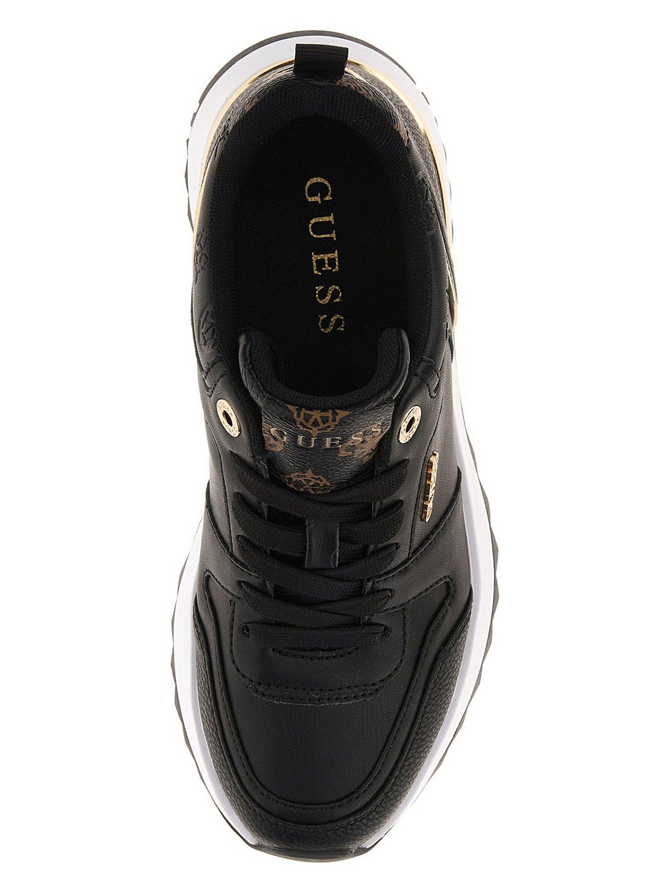 guess-kaddy-trainer-blackoutfit