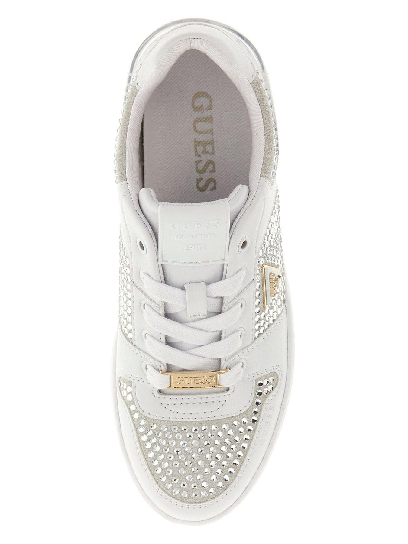 guess-naresa-trainer-whiteoutfit