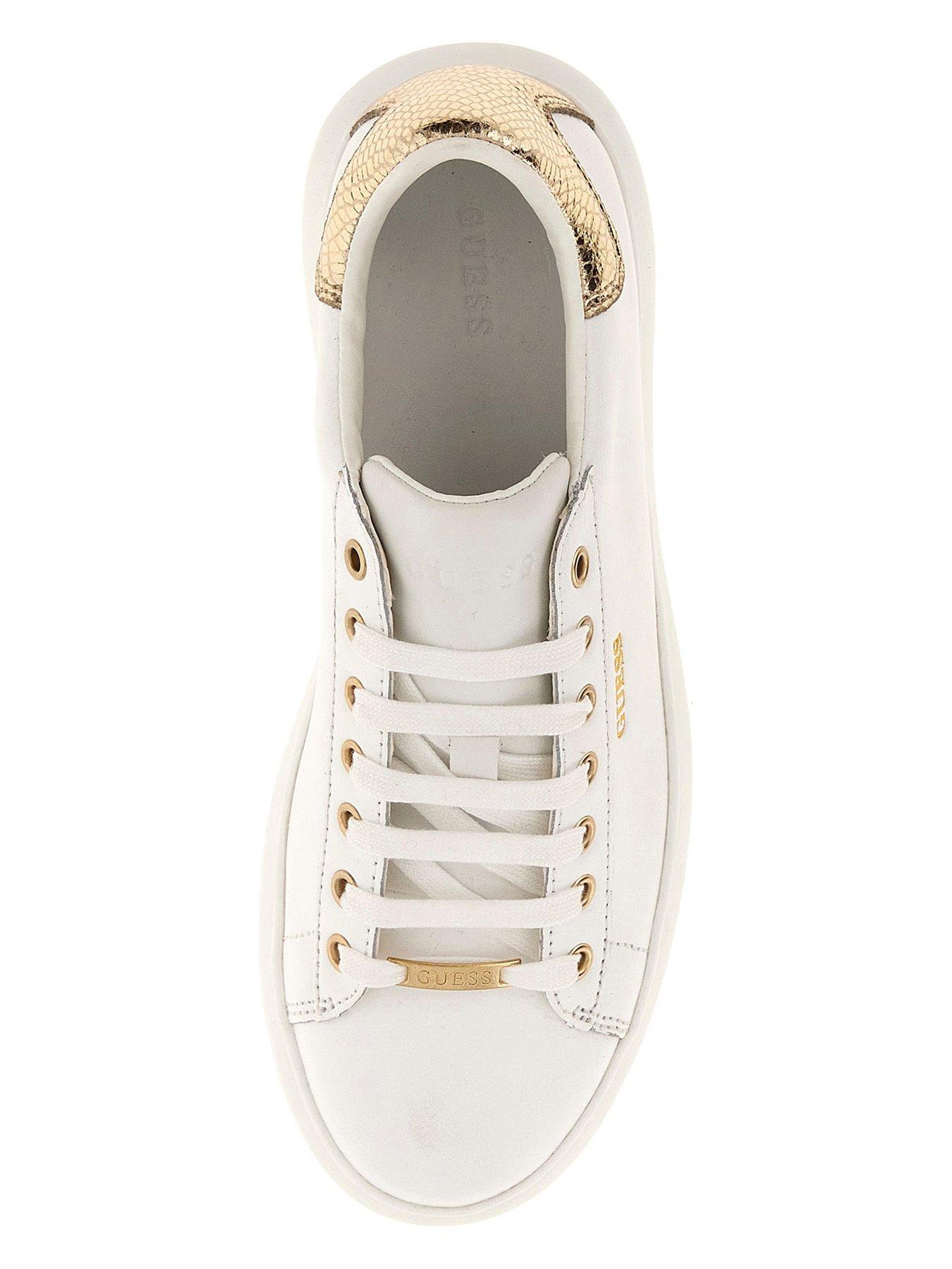 guess-vibo-trainer-whiteoutfit