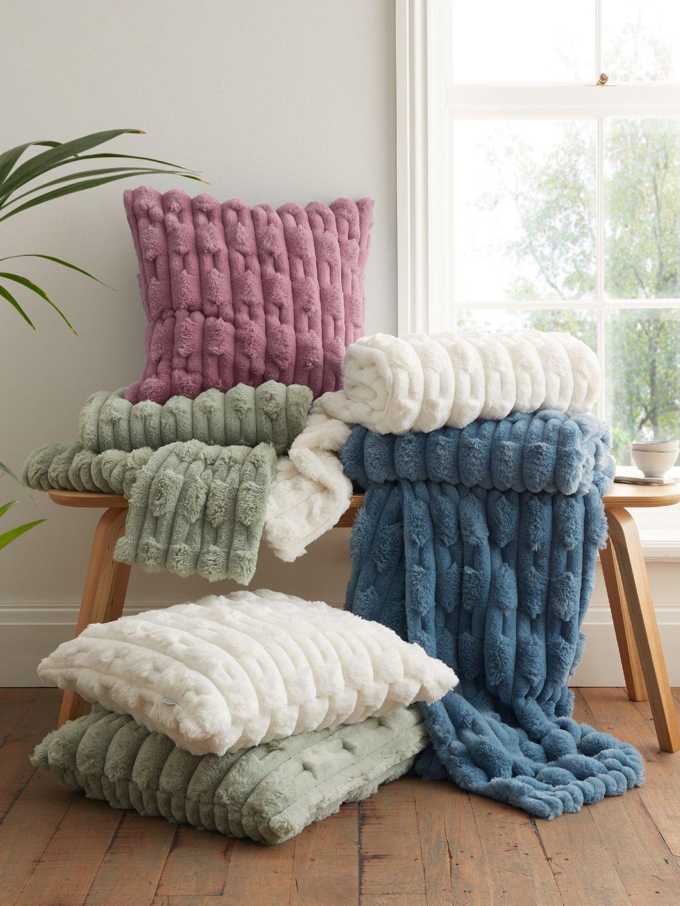 bianca-carved-faux-fur-cushion--pinkdetail
