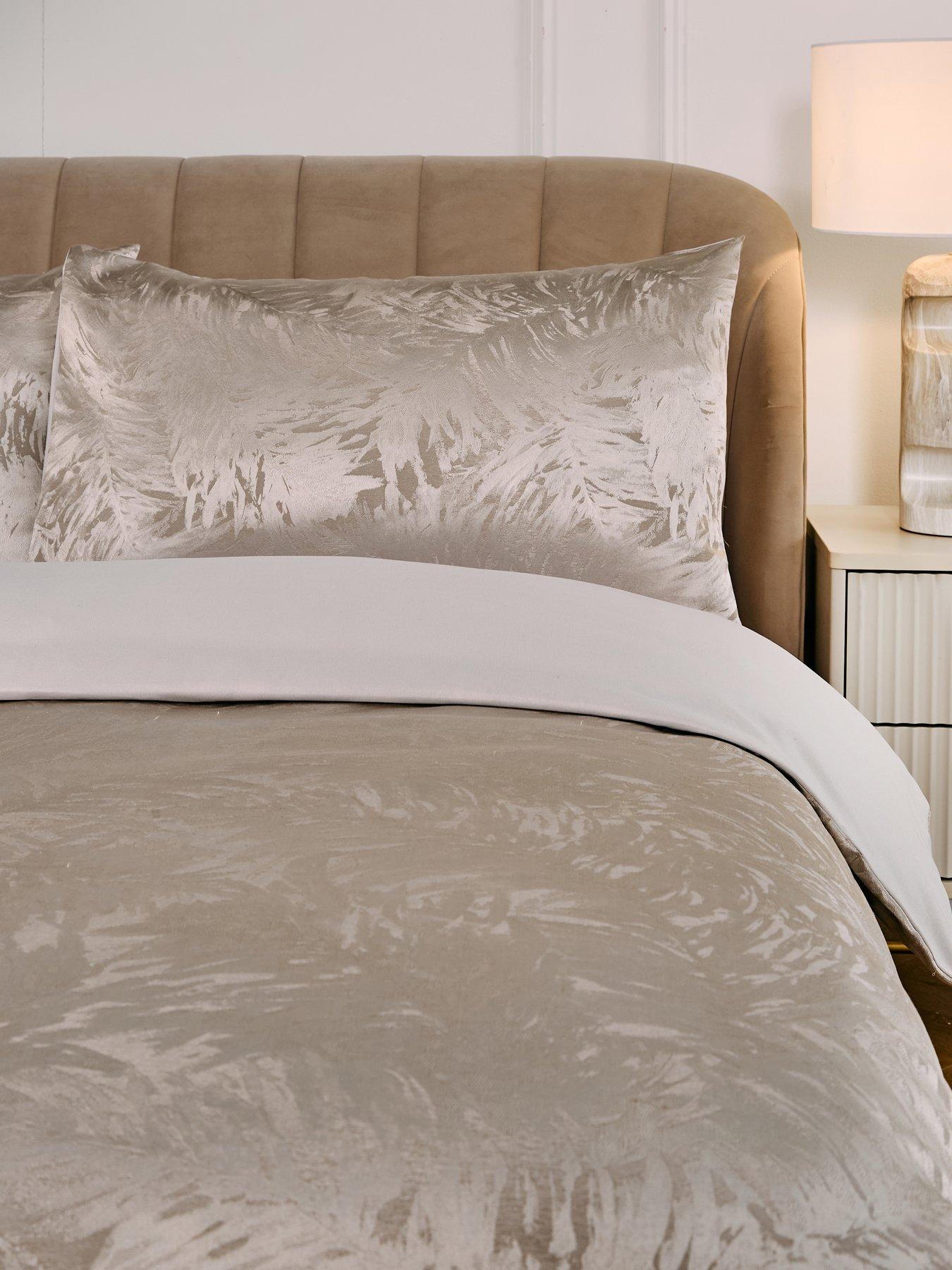 Image 3 of 5 of The Very Collection Luxe Palm Leaf Jacquard Duvet Cover Set