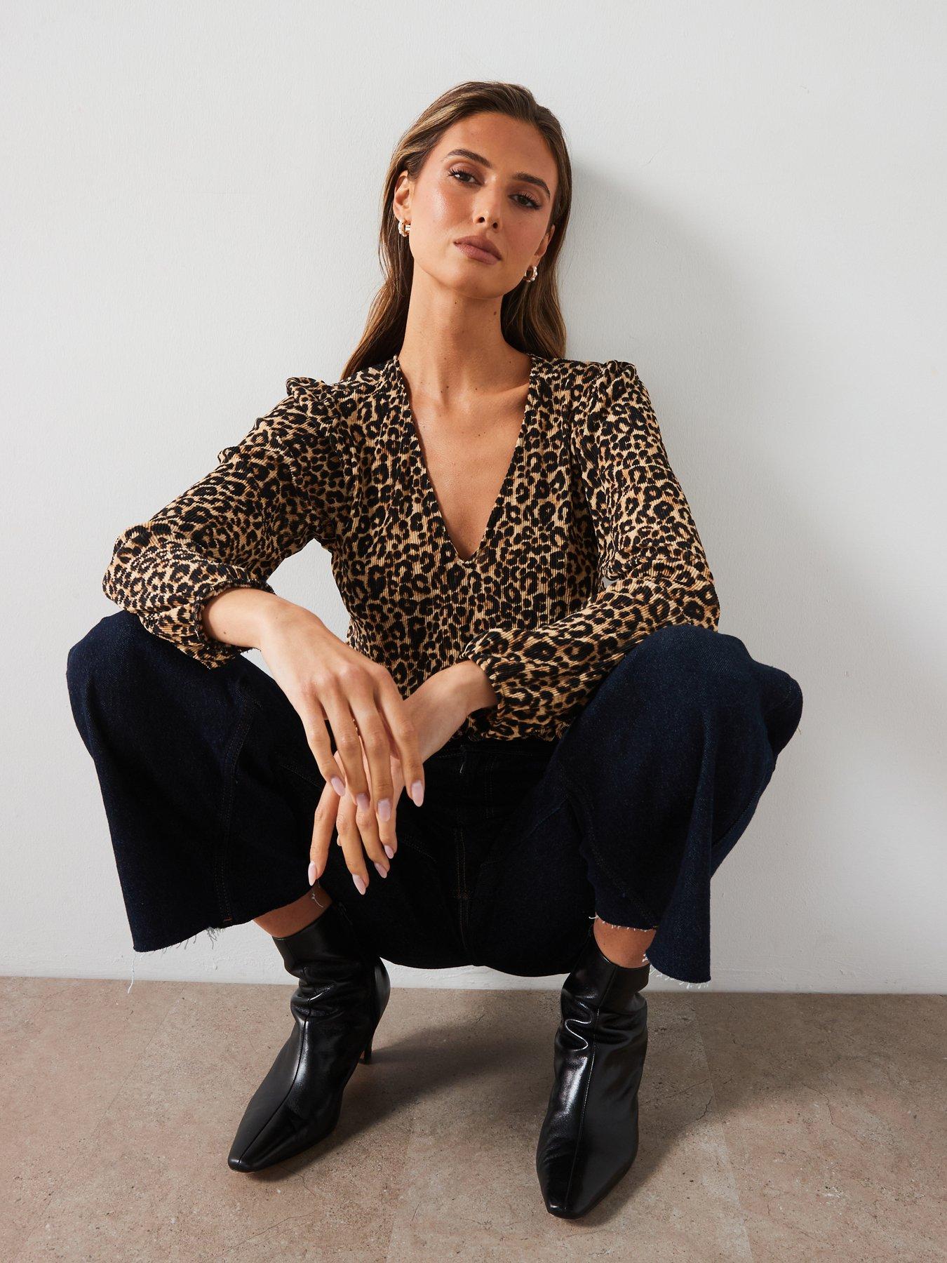 mango-leopard-print-v-neck-top-multioutfit