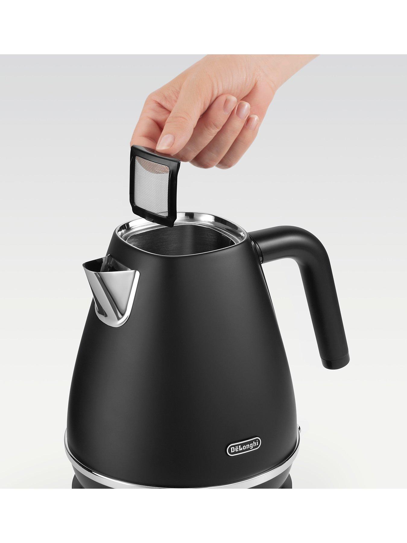 delonghi-distinta-x-kettle-blackoutfit