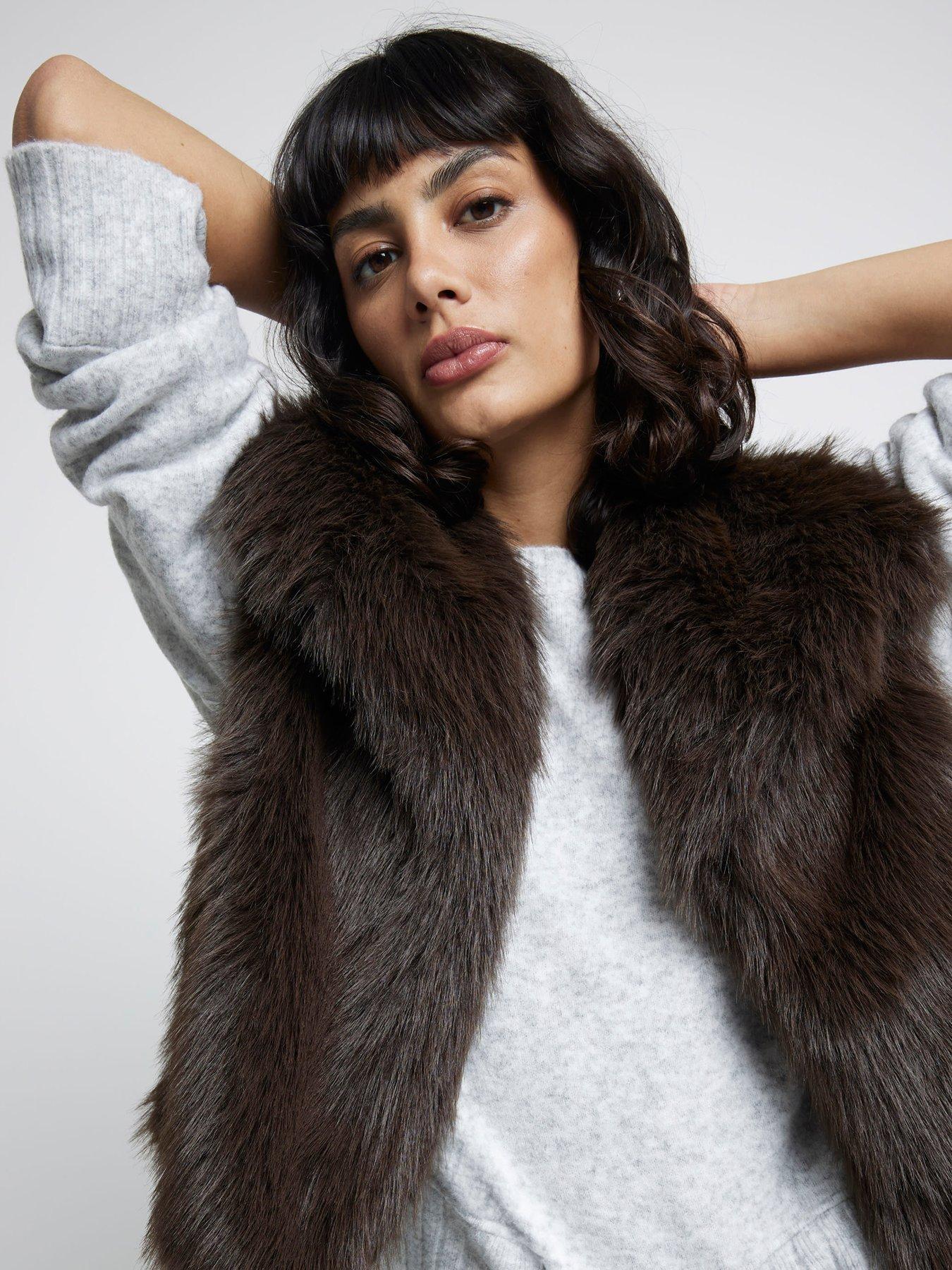 river-island-short-faux-fur-gilet-dark-brownoutfit