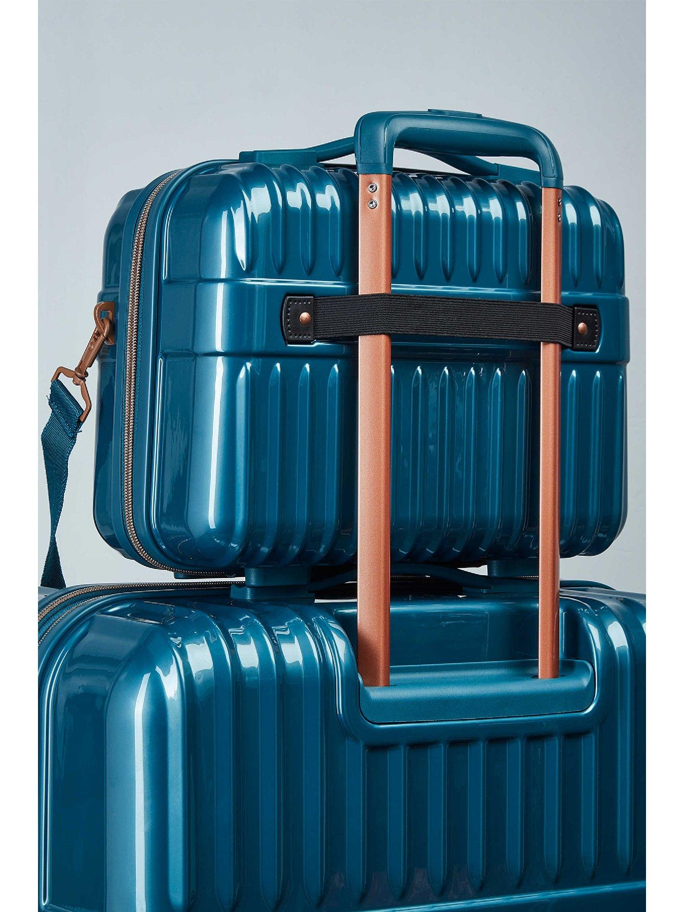 rock-luggage-selene-vanity-caseoutfit