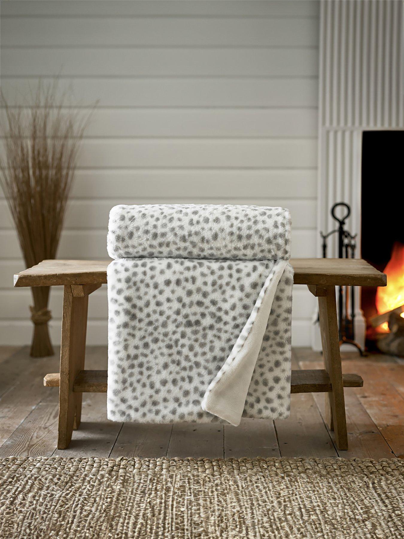 deyongs-matlock-faux-fur-throw-130x150cm-silver