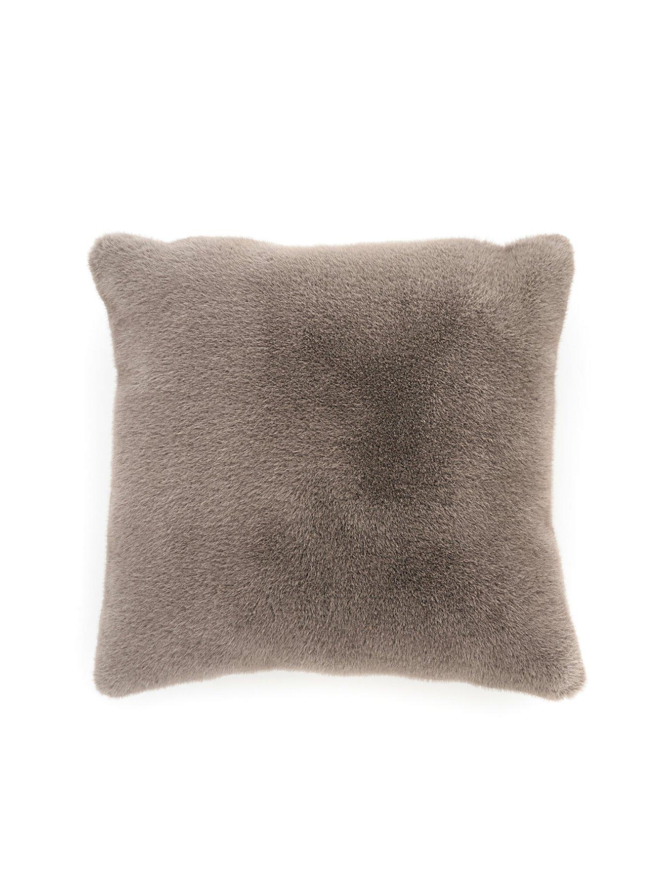 deyongs-ashford-faux-fur-cushion