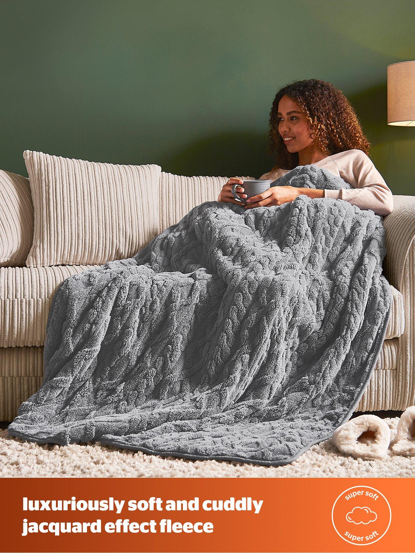 silentnight-luxury-super-cosy-heated-throw-charcoaloutfit