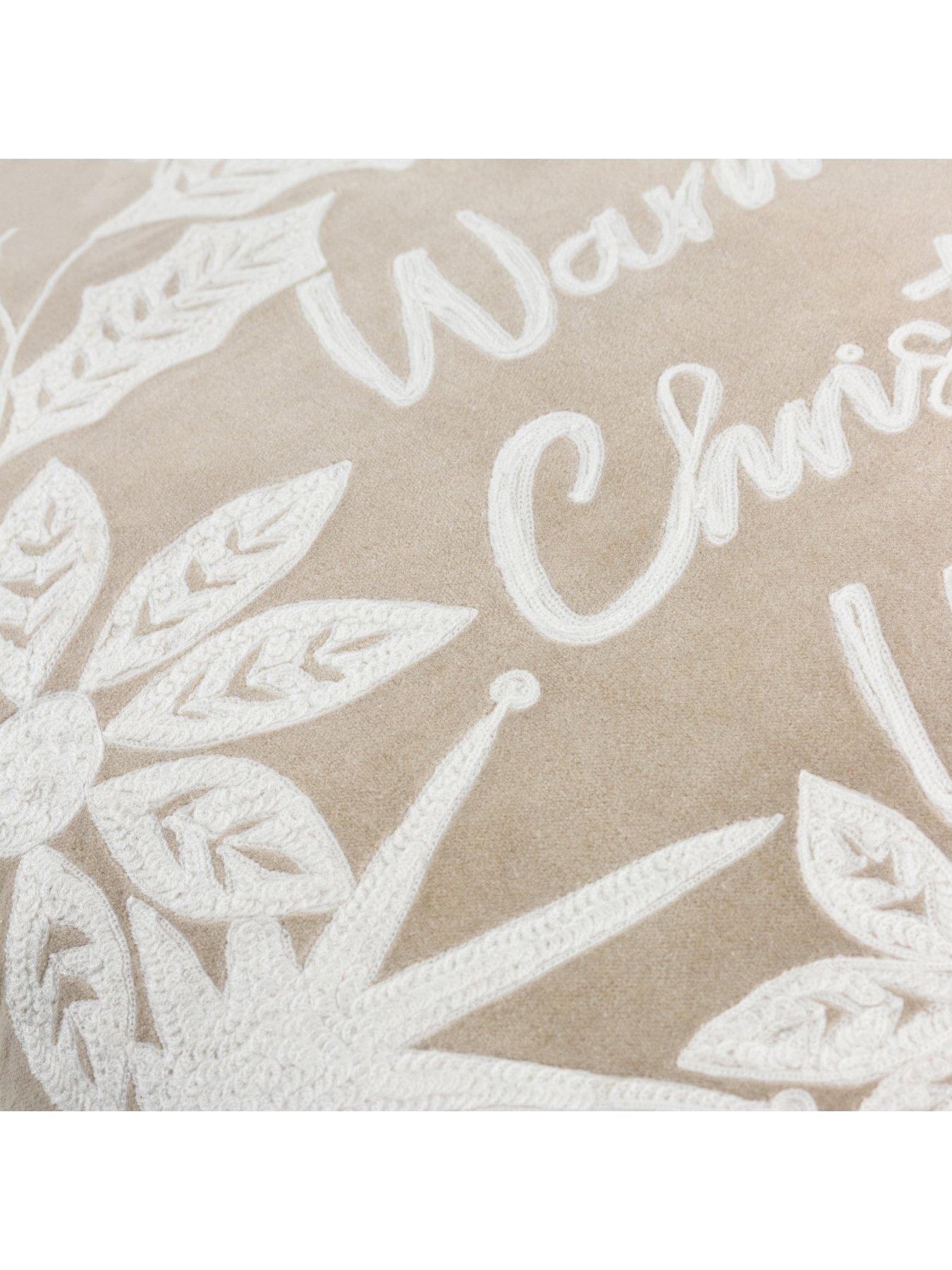 paoletti-winter-warmest-wishes-cushiondetail