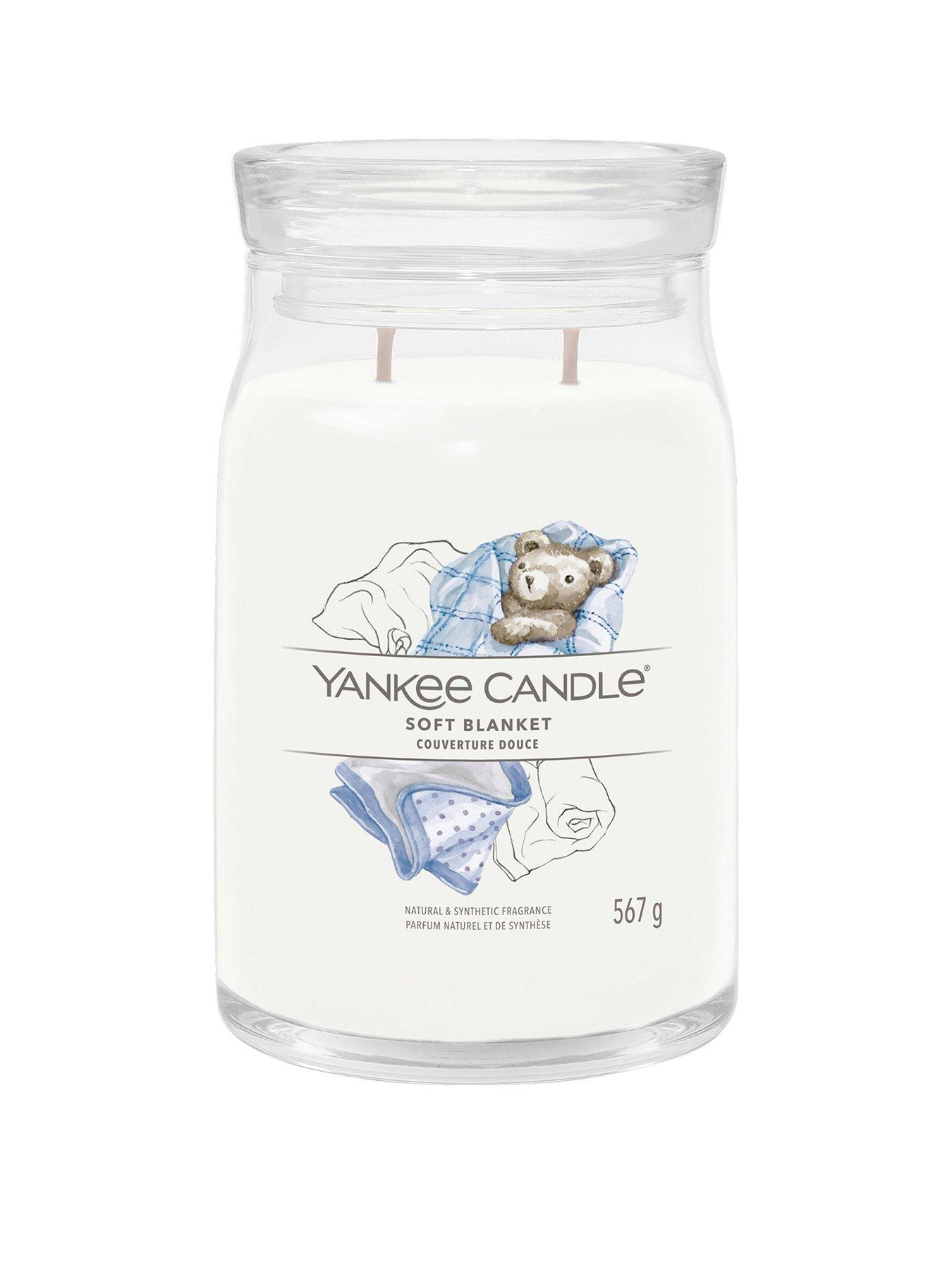 Image 2 of 6 of Yankee Candle Signature Collection Large Jar Candle &ndash; Soft Blanket