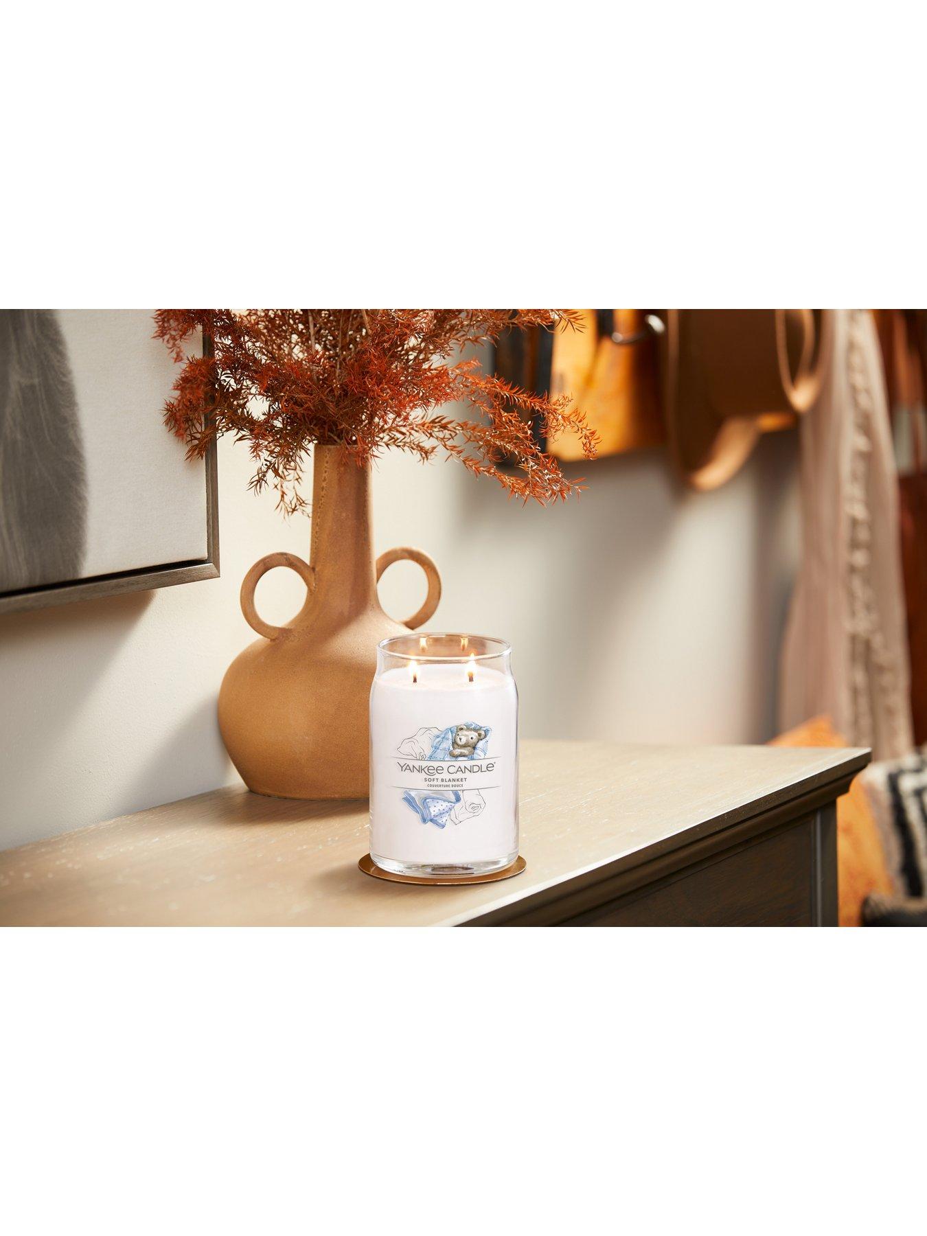 Image 3 of 6 of Yankee Candle Signature Collection Large Jar Candle &ndash; Soft Blanket