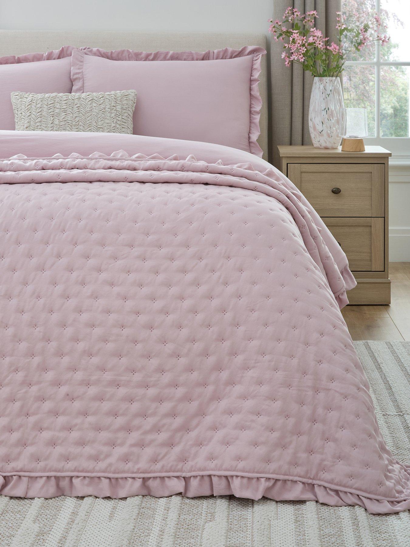 the-very-collection-ruffle-edge-pinsonic-bedspread-throw-pink