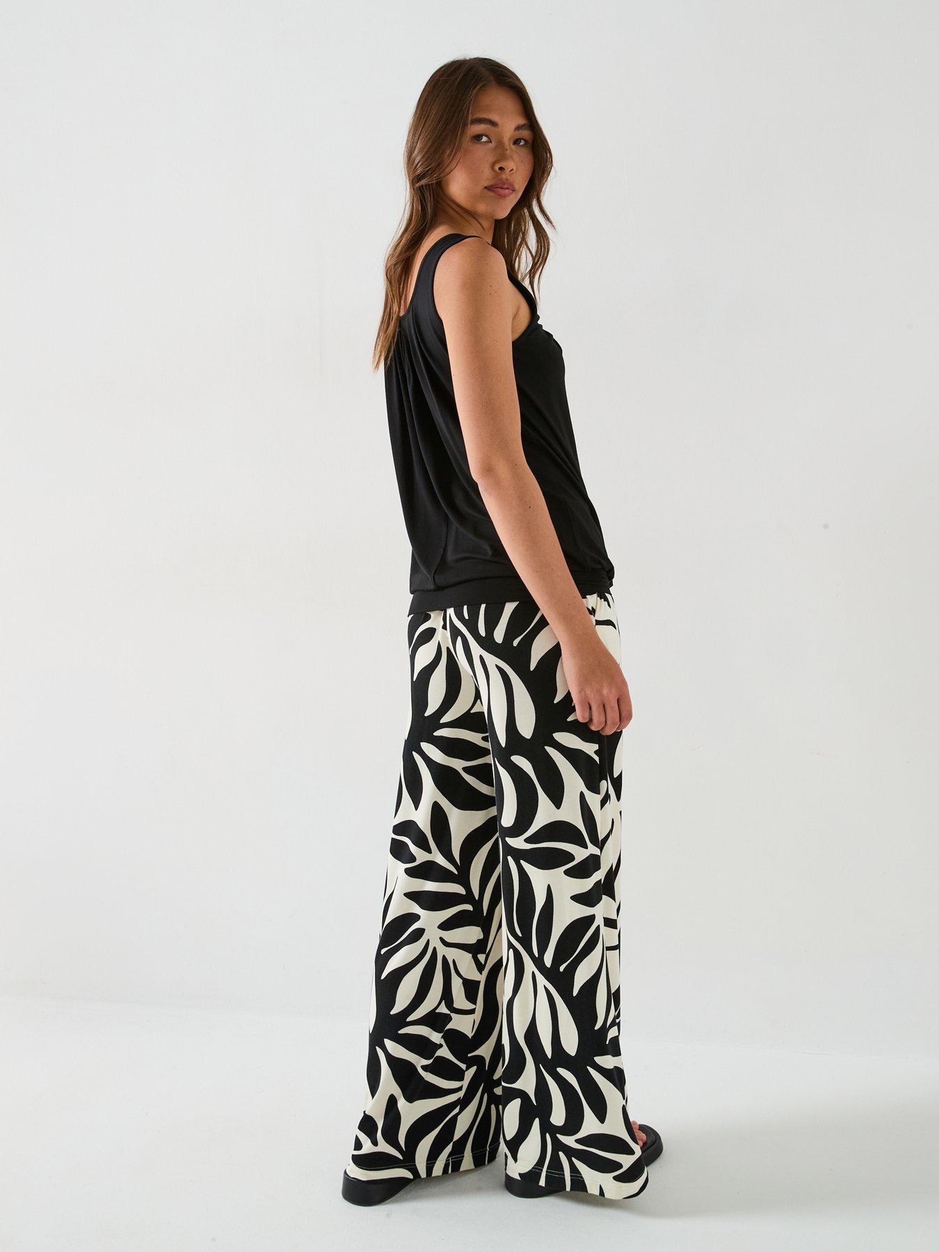 Image 6 of 6 of Everyday Bubble Hem Vest Top - Black
