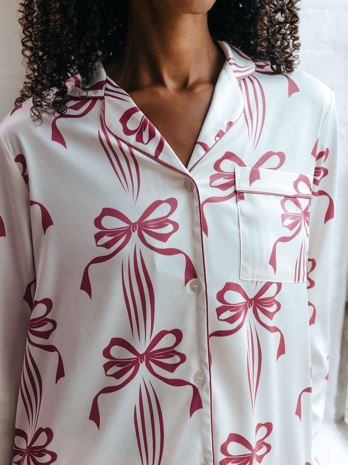 chelsea-peers-chelsea-peers-satin-christmas-ribbon-bow-print-long-pyjama-setdetail